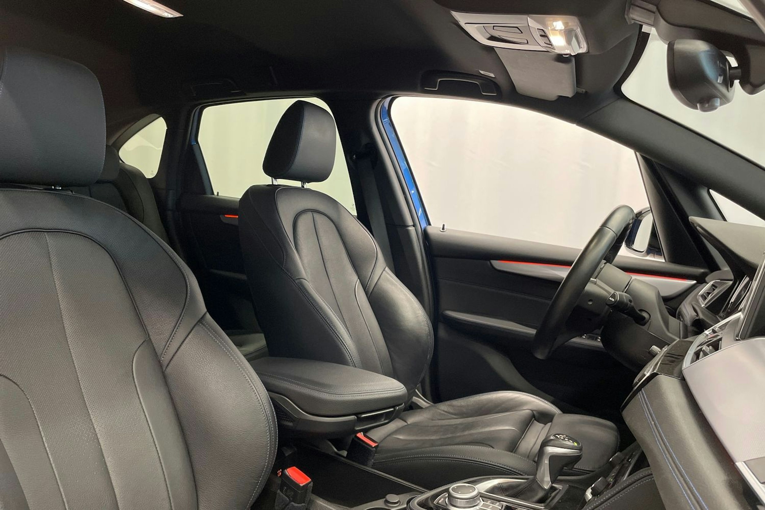 sininen BMW 225 2020 kuva 34.