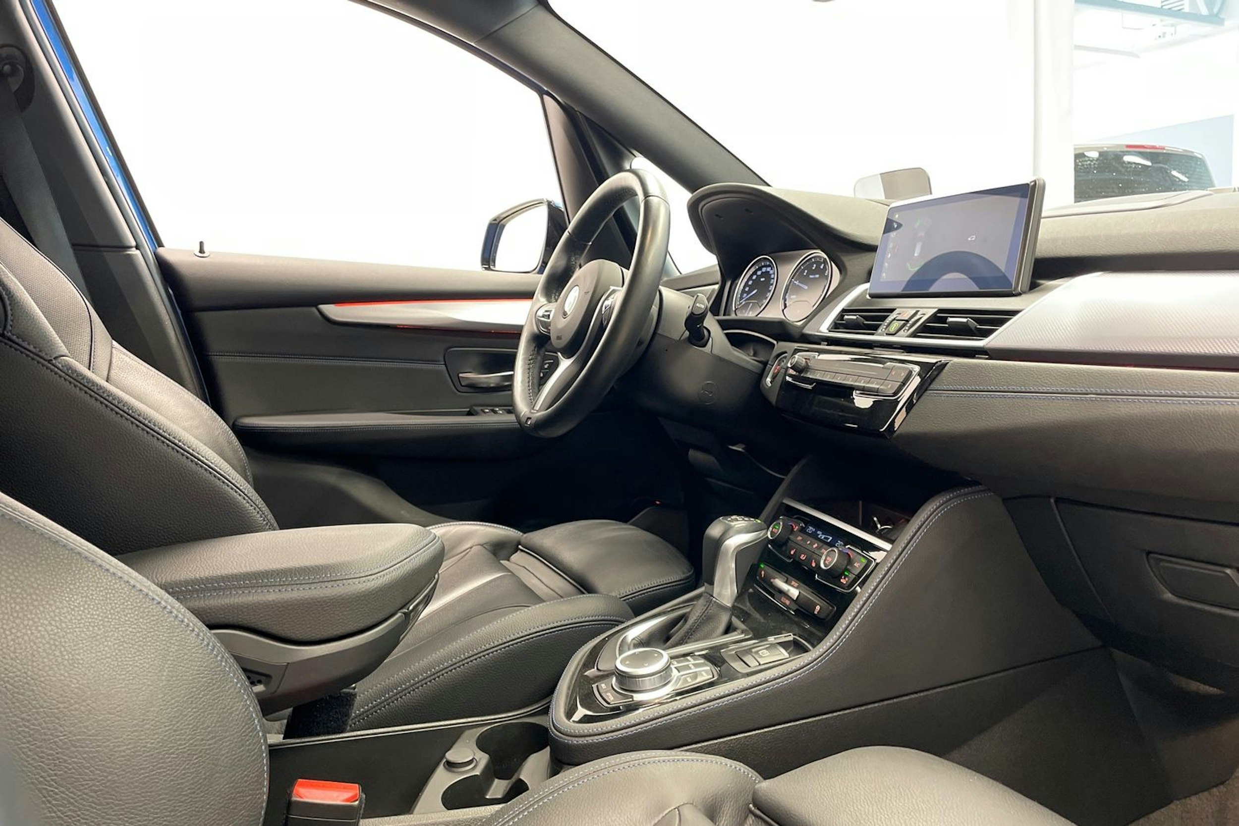 sininen BMW 225 2020 kuva 35.