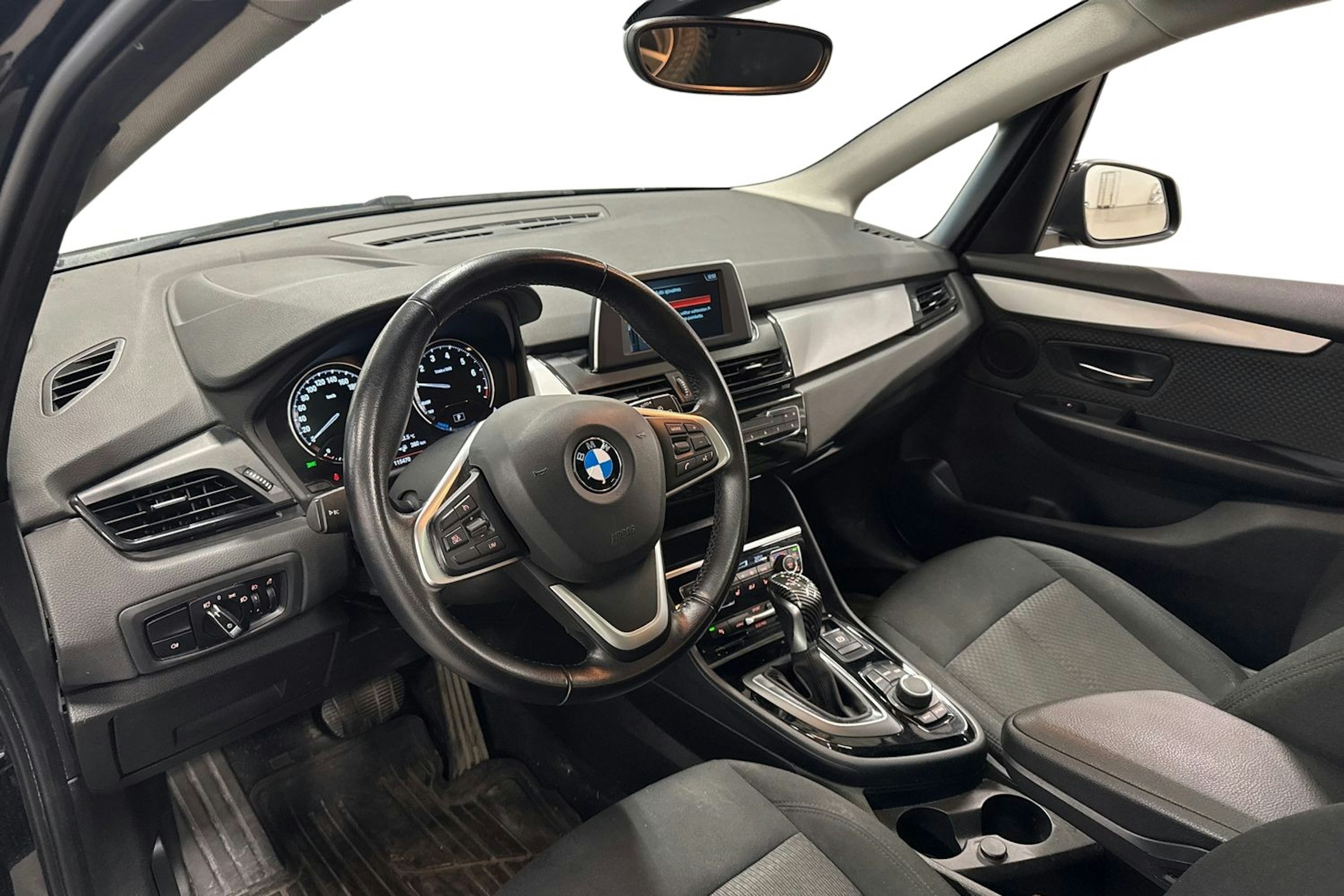 musta BMW 225 2020 kuva 3.