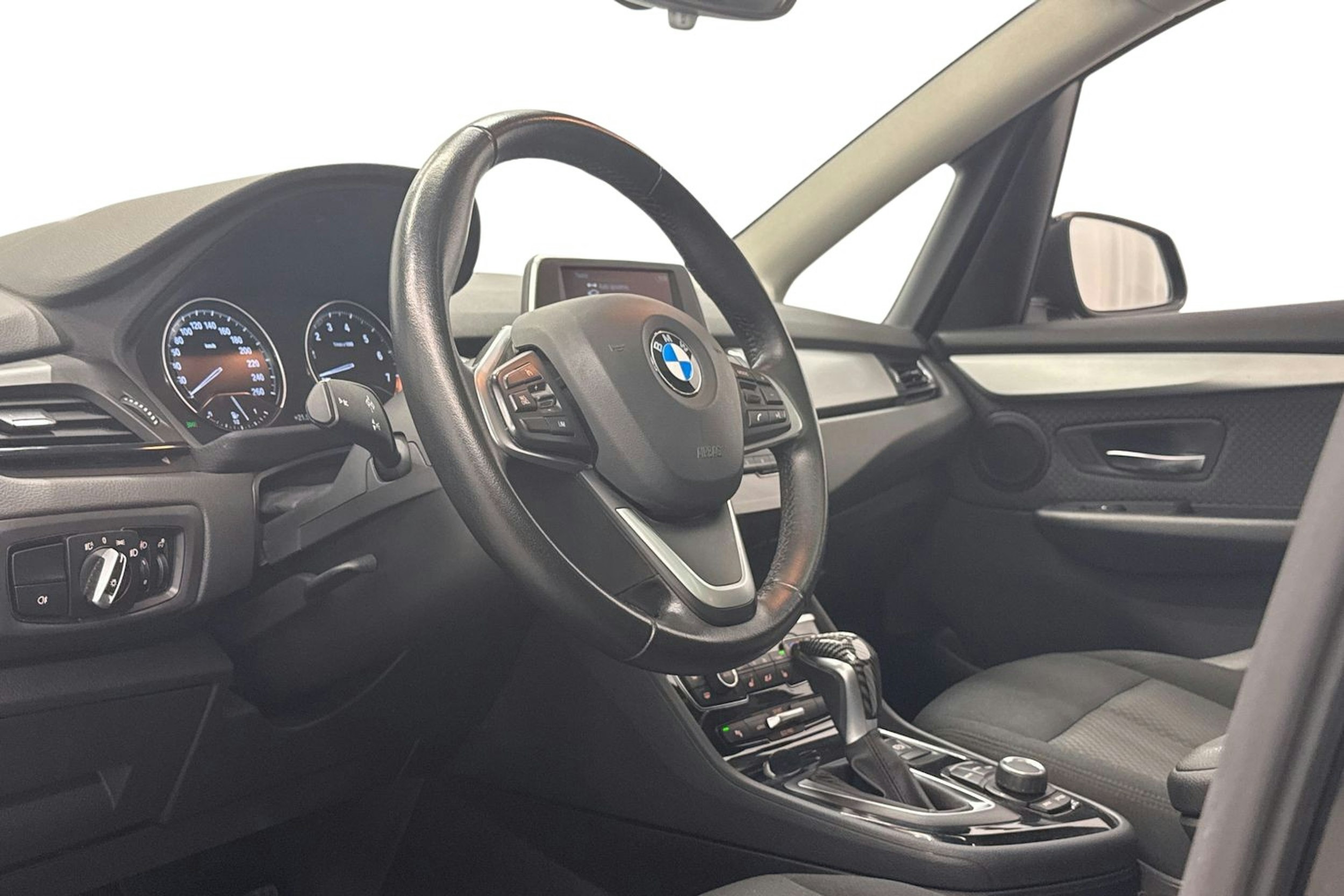 musta BMW 225 2020 kuva 7.