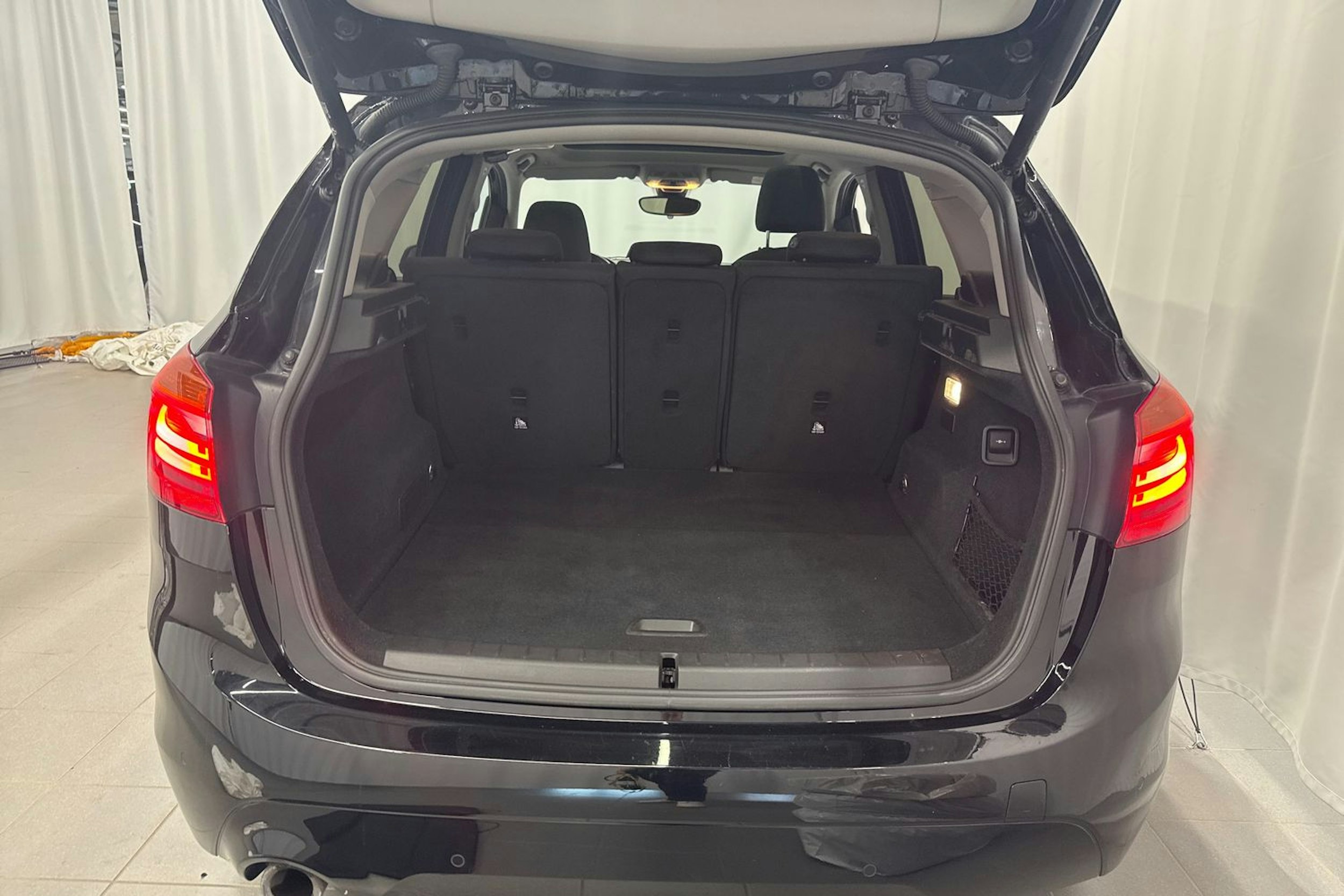 musta BMW 225 2020 kuva 14.