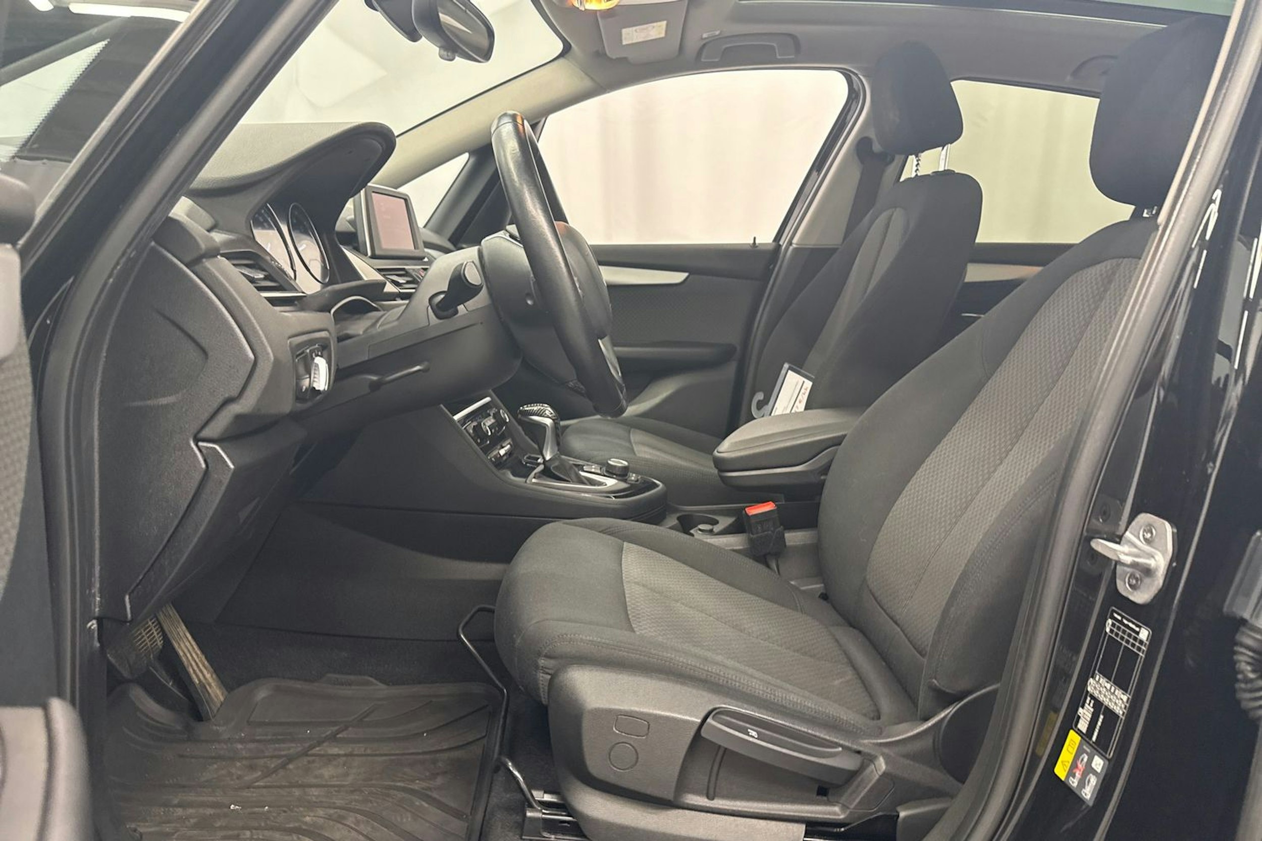 musta BMW 225 2020 kuva 15.