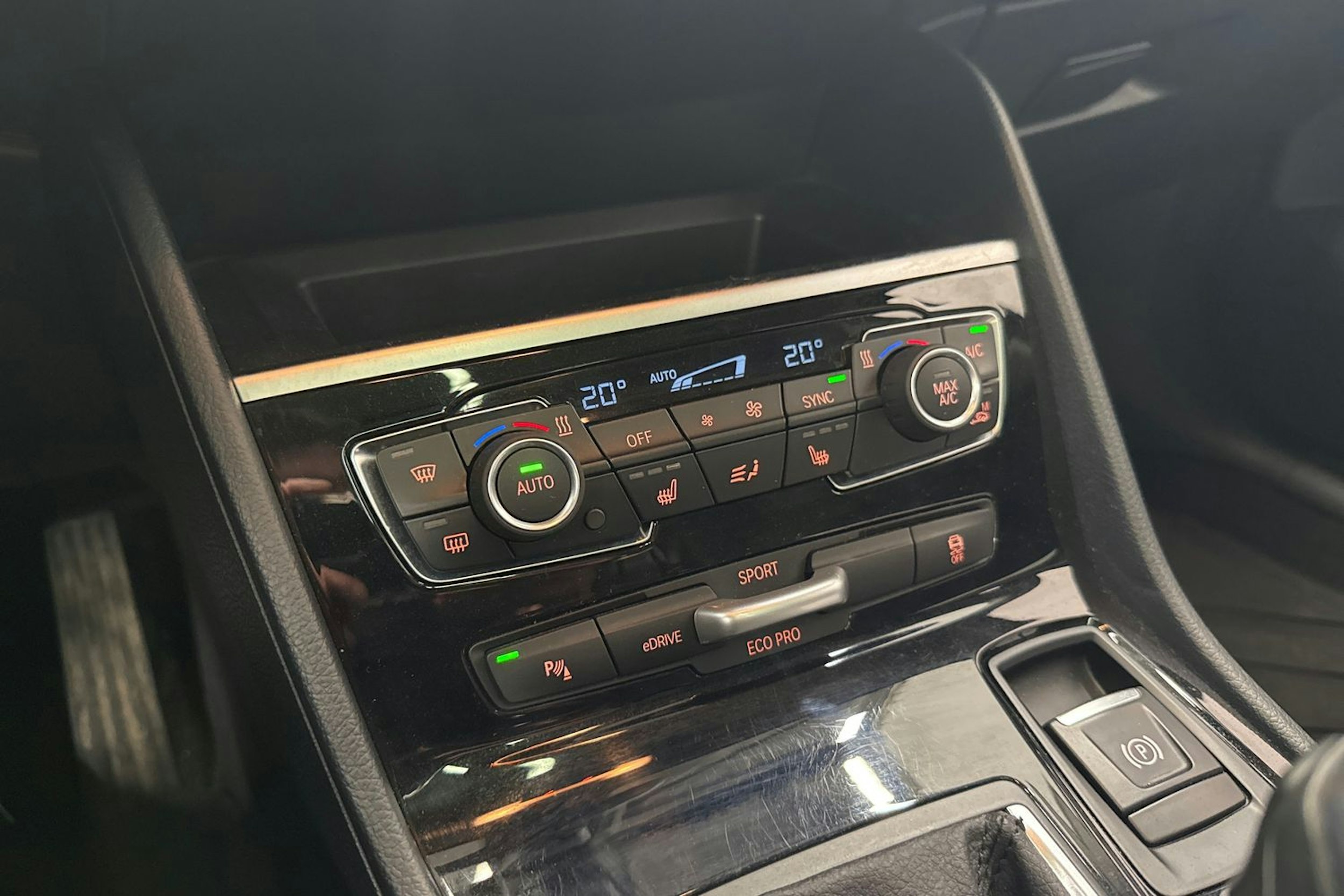musta BMW 225 2020 kuva 28.