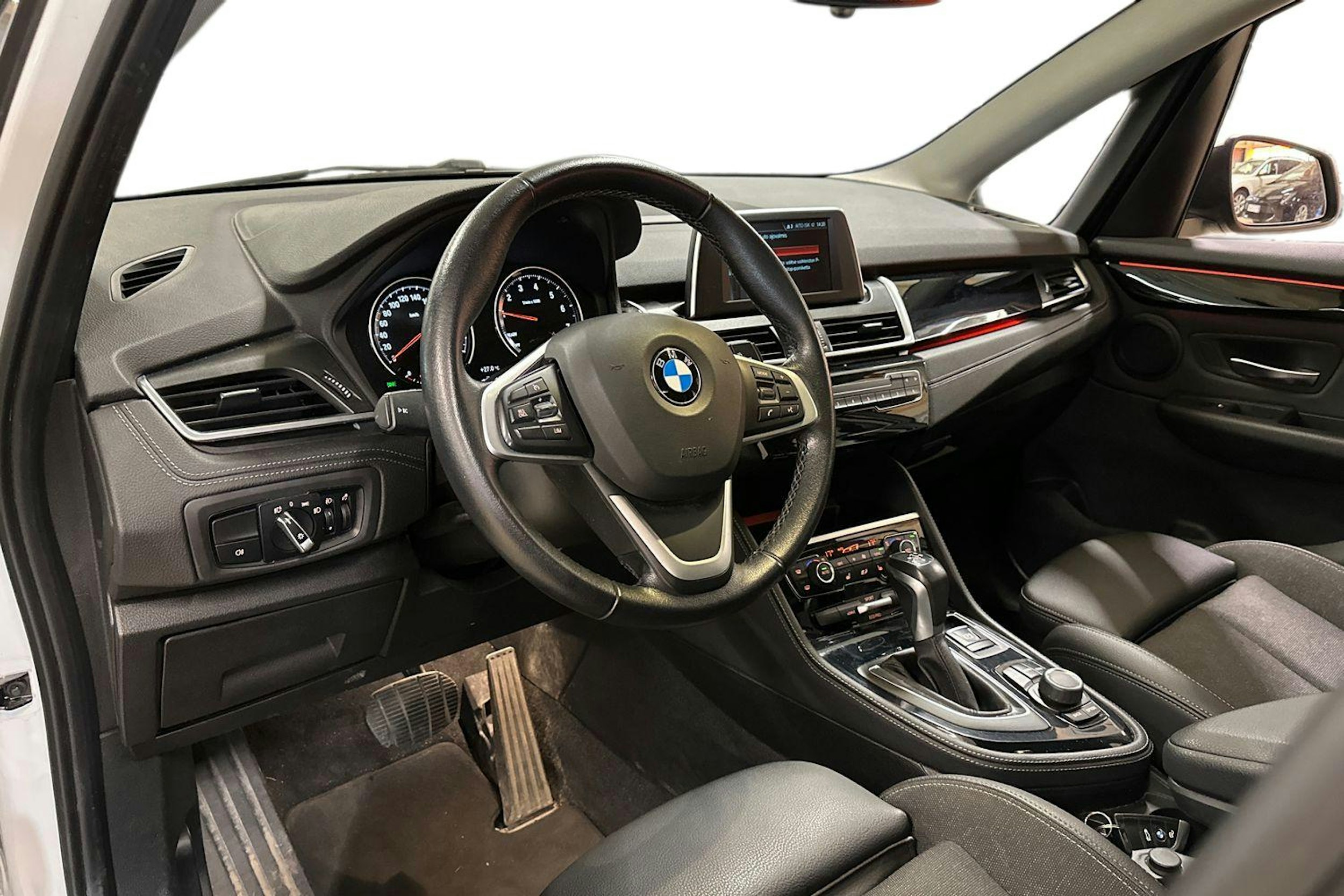 valkoinen BMW 225 2020 kuva 3.