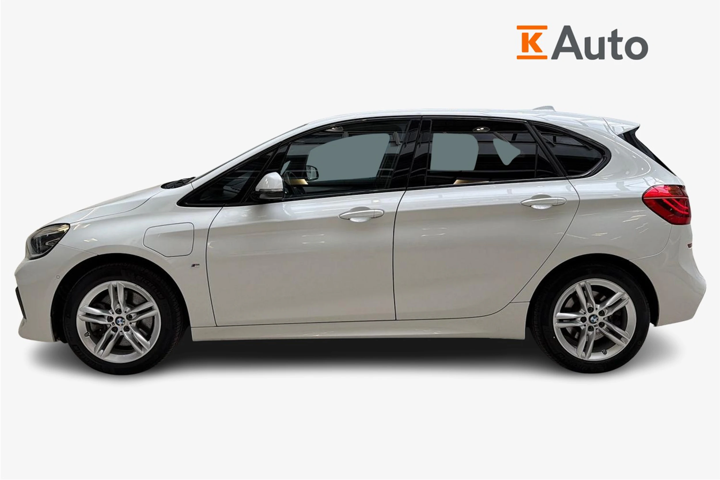 valkoinen BMW 225 2021 kuva 5.