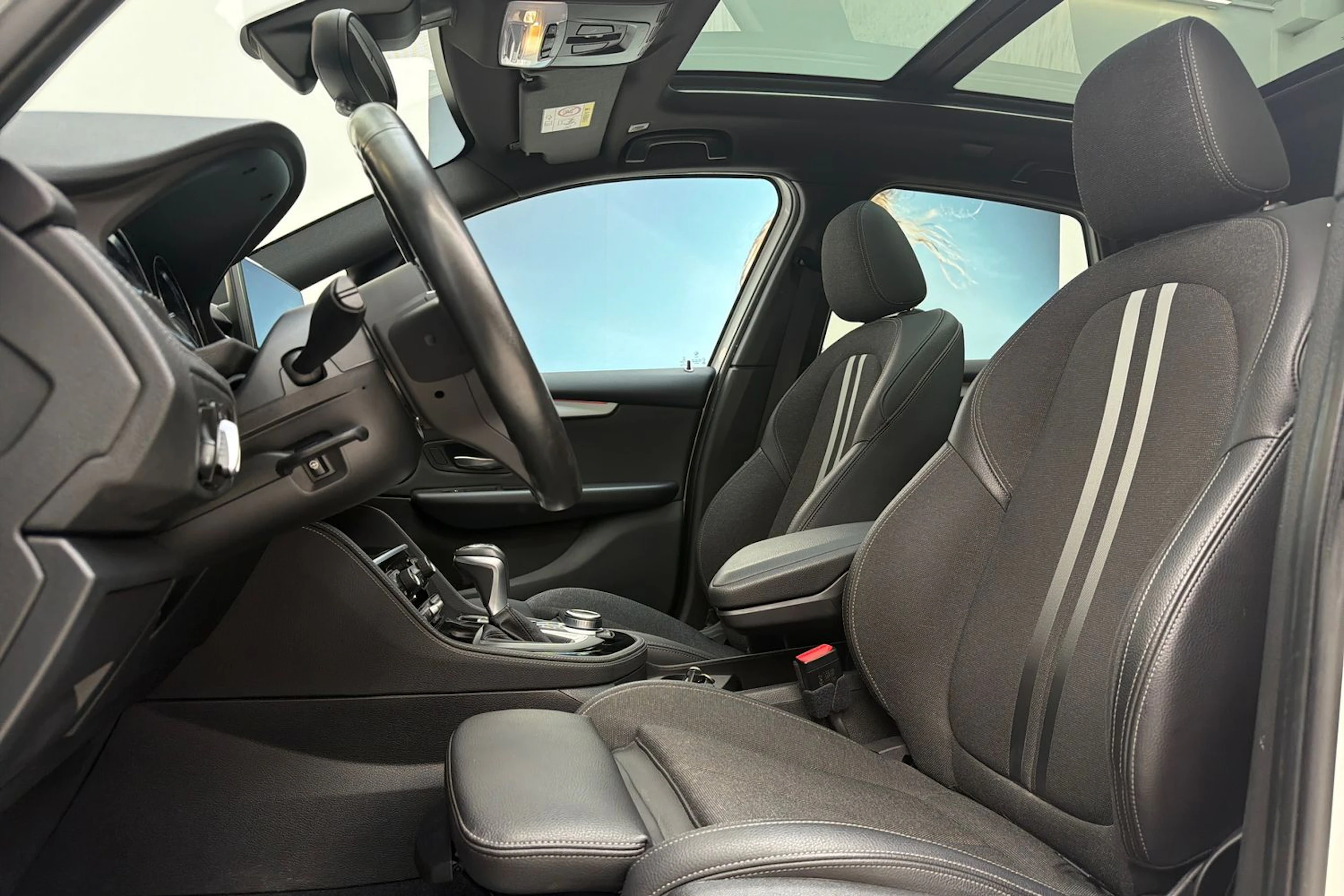 valkoinen BMW 225 2021 kuva 11.