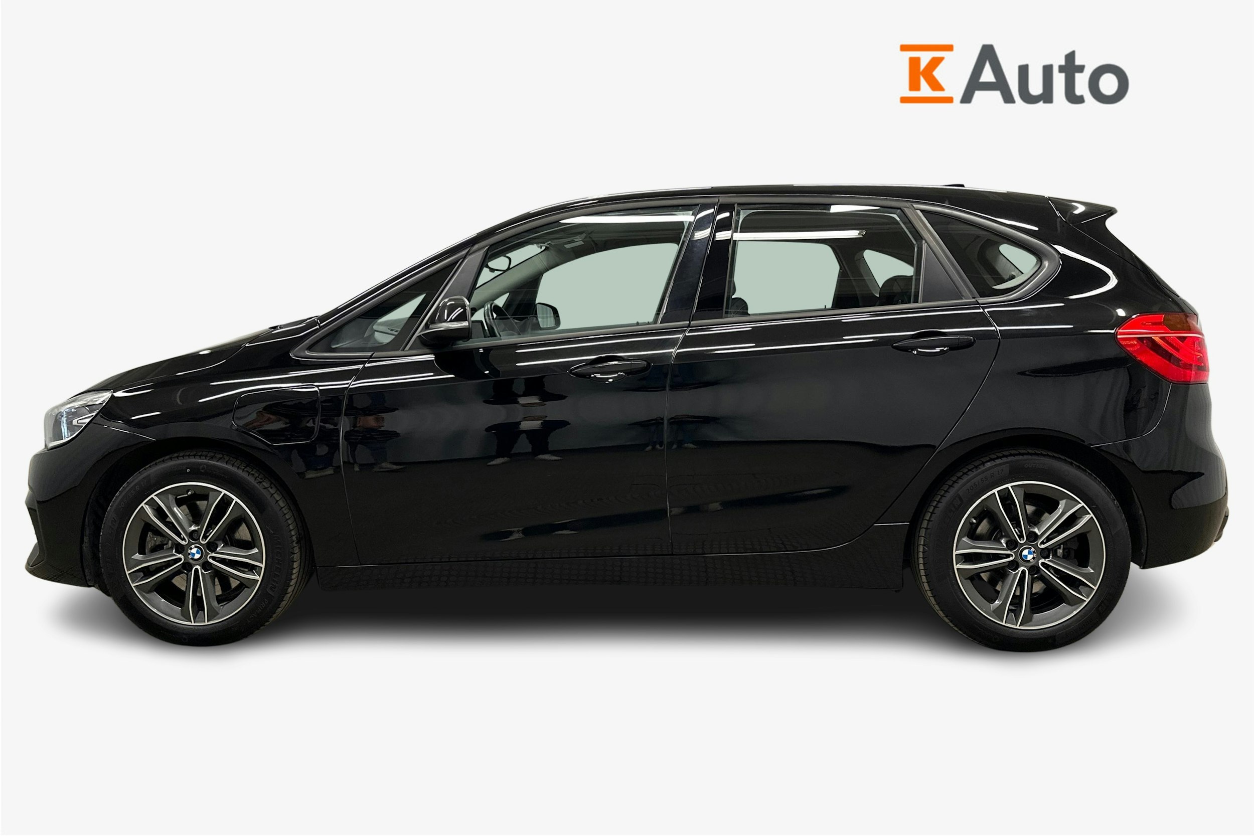musta BMW 225 2021 kuva 6.