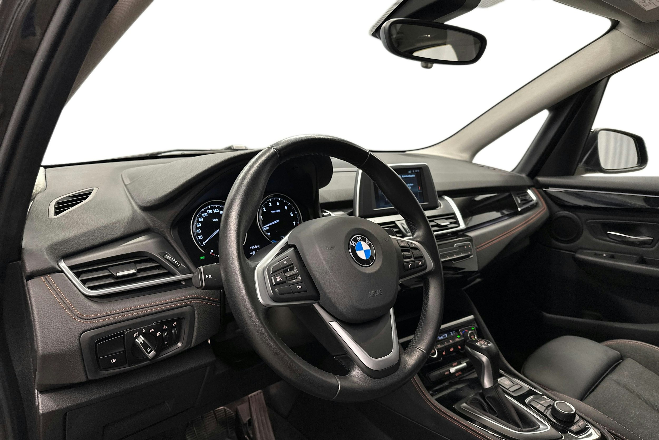 musta BMW 225 2021 kuva 7.