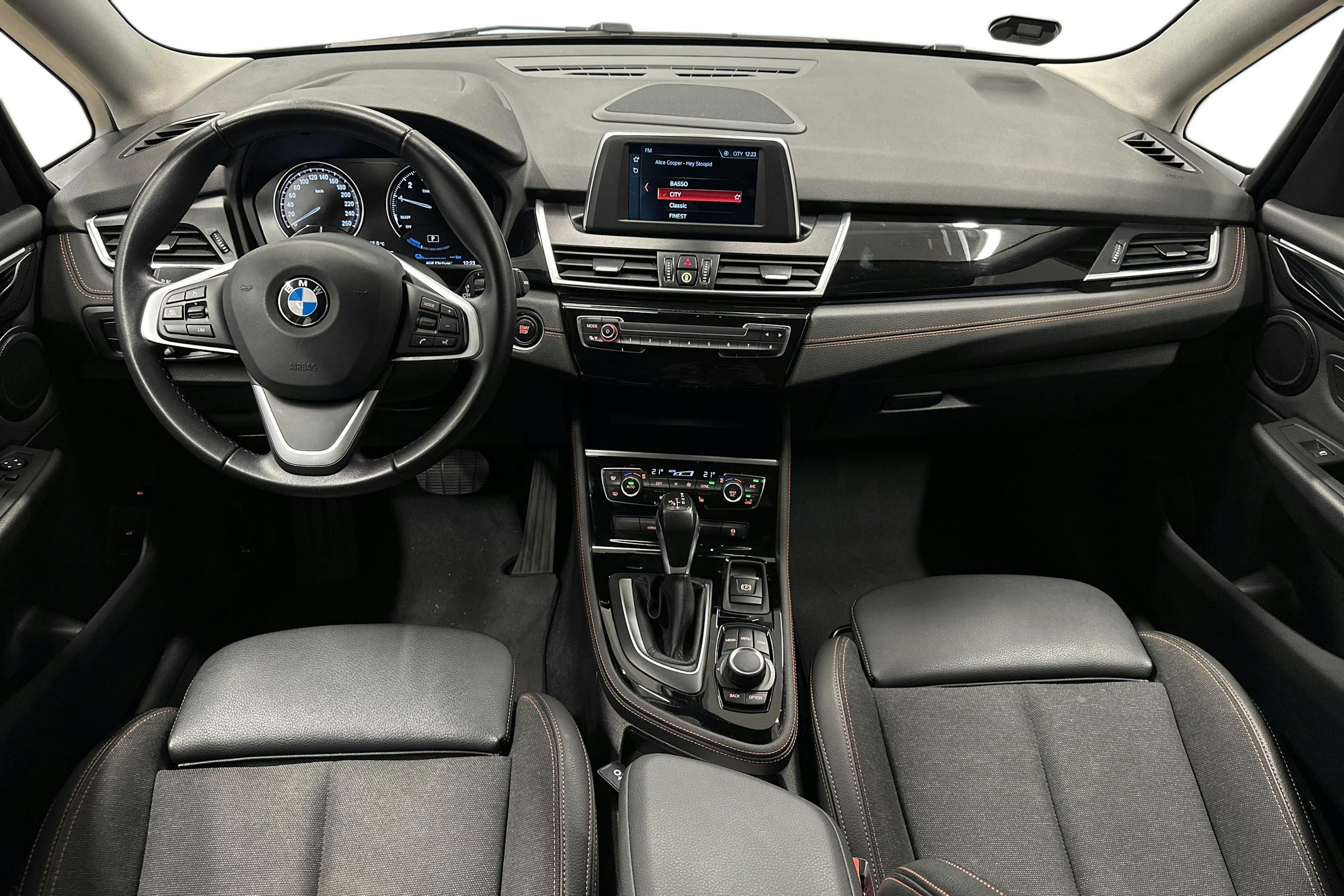 musta BMW 225 2021 kuva 9.