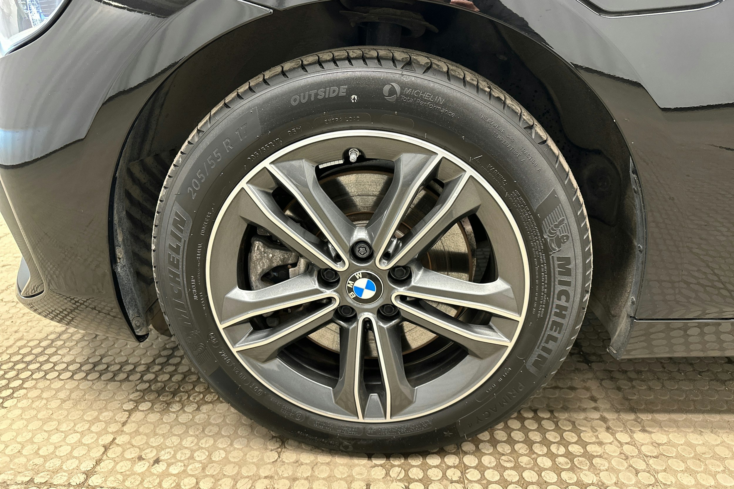 musta BMW 225 2021 kuva 11.