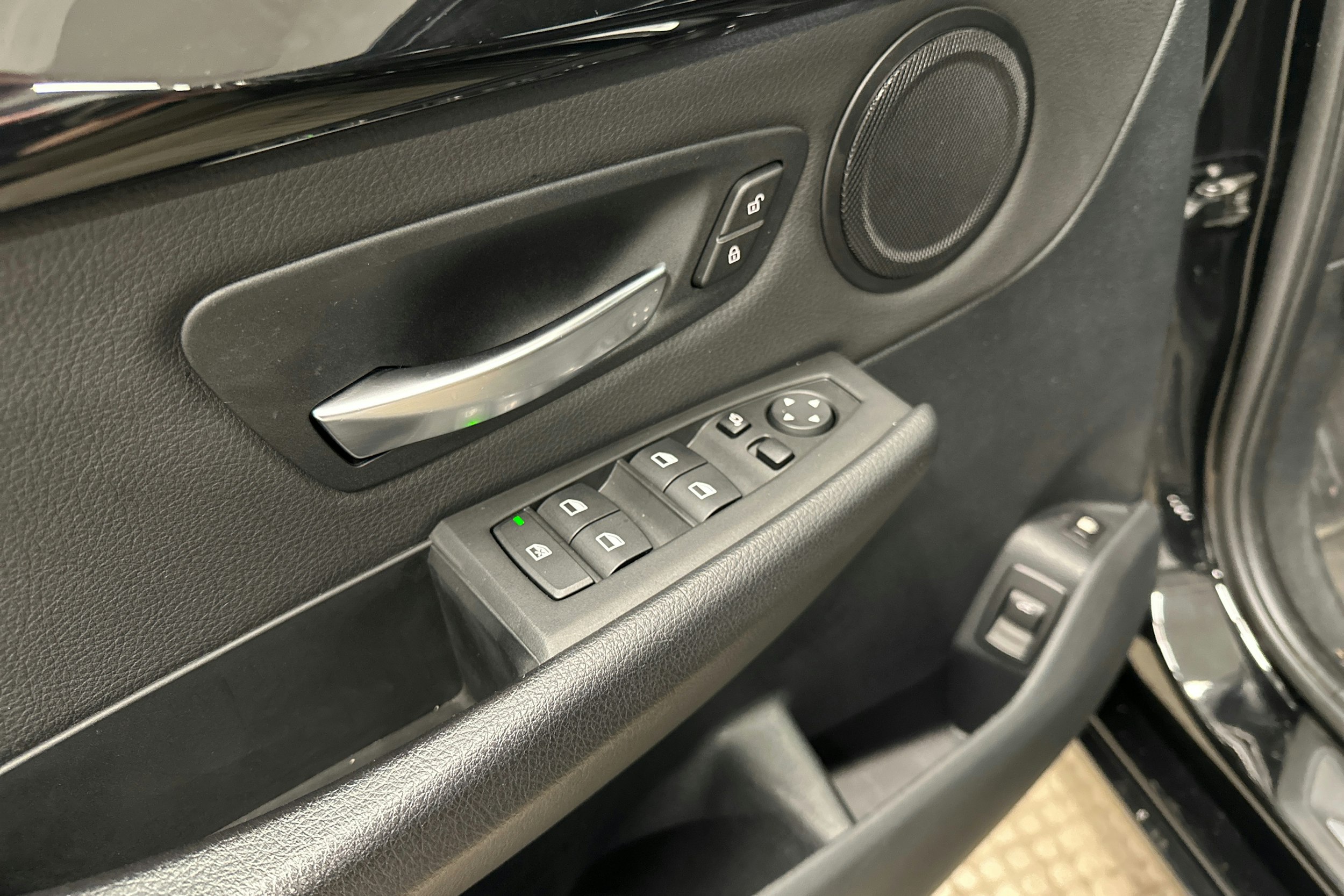 musta BMW 225 2021 kuva 16.
