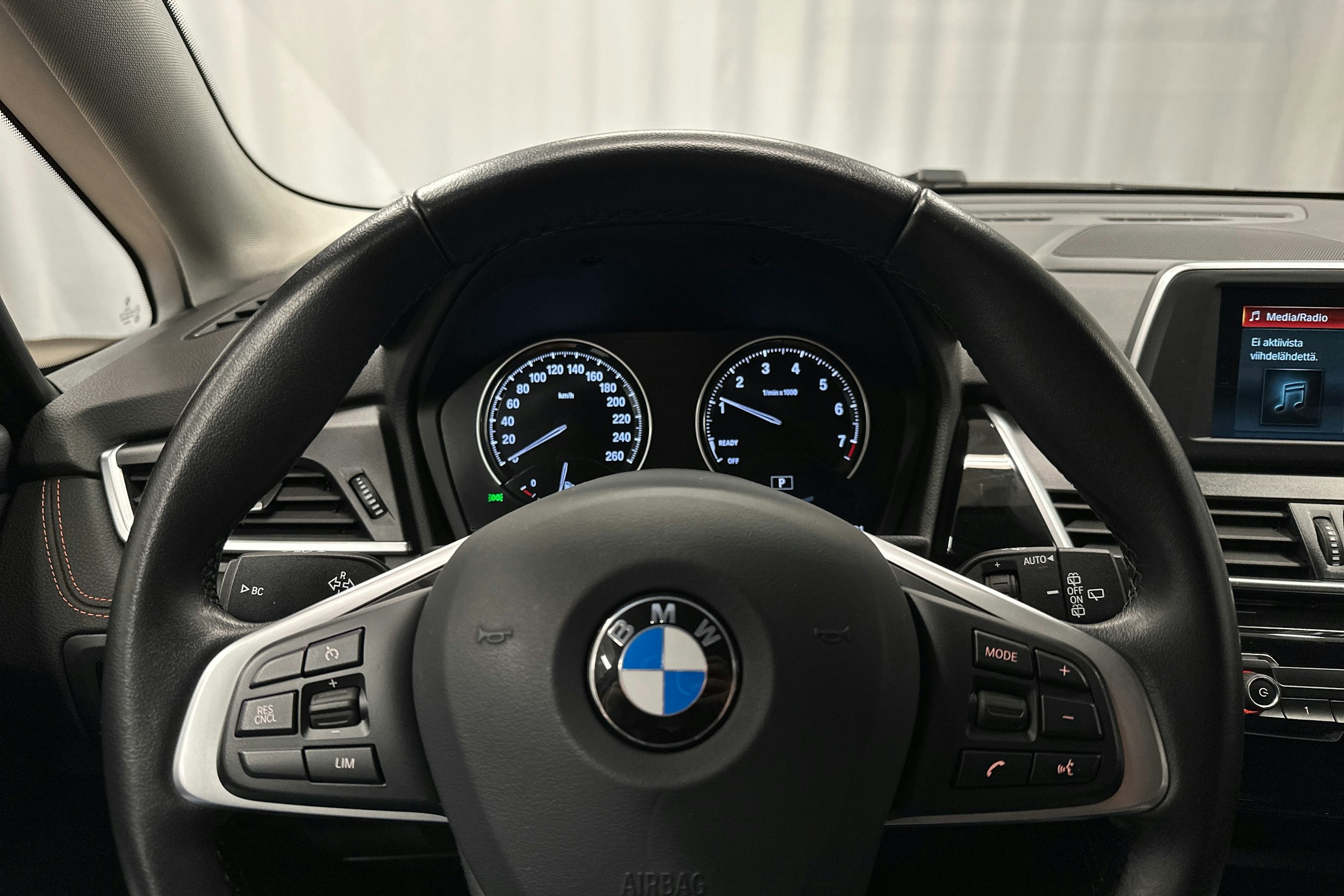 musta BMW 225 2021 kuva 17.