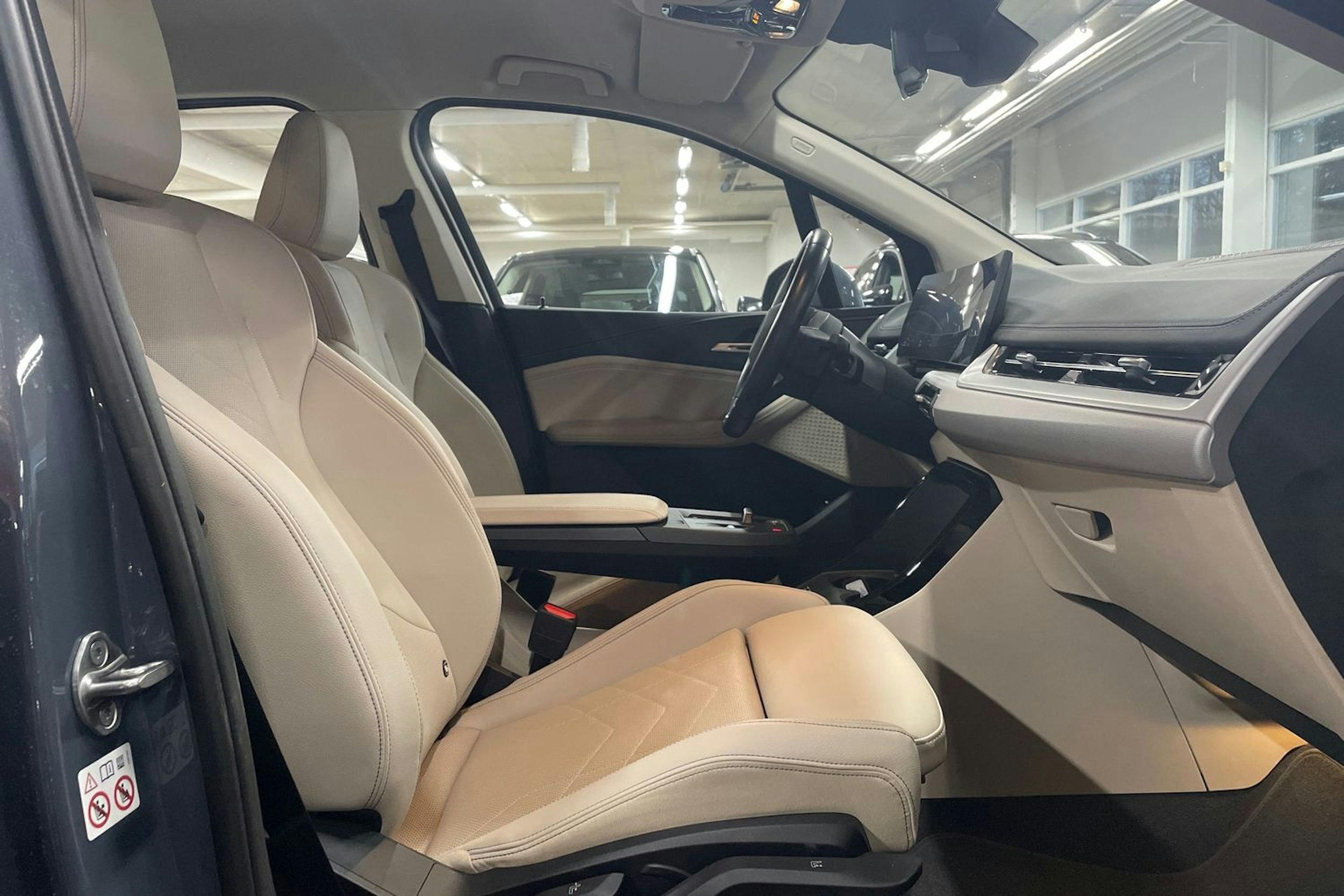 Harmaa BMW 225 2023 kuva 11.