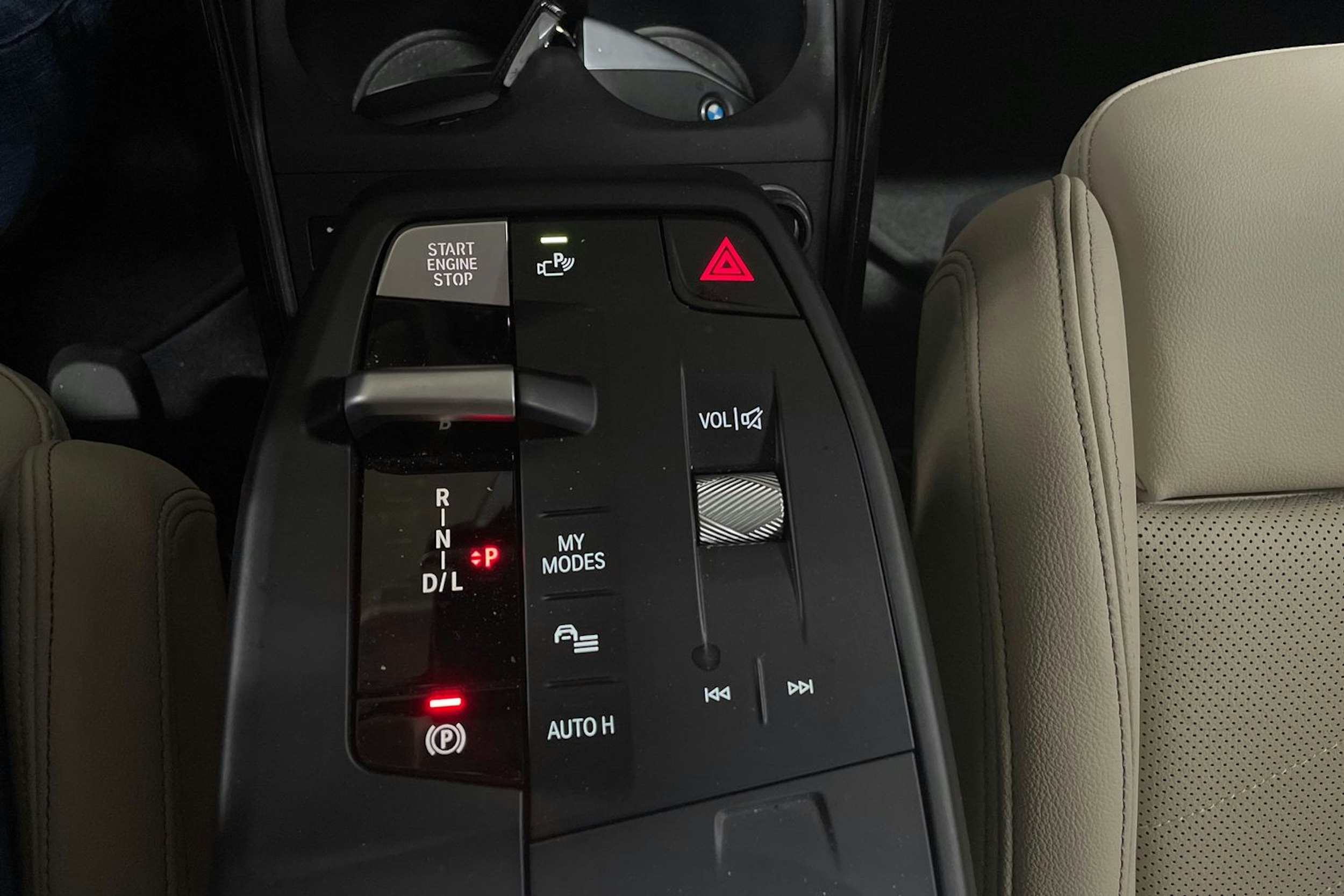 Harmaa BMW 225 2023 kuva 21.