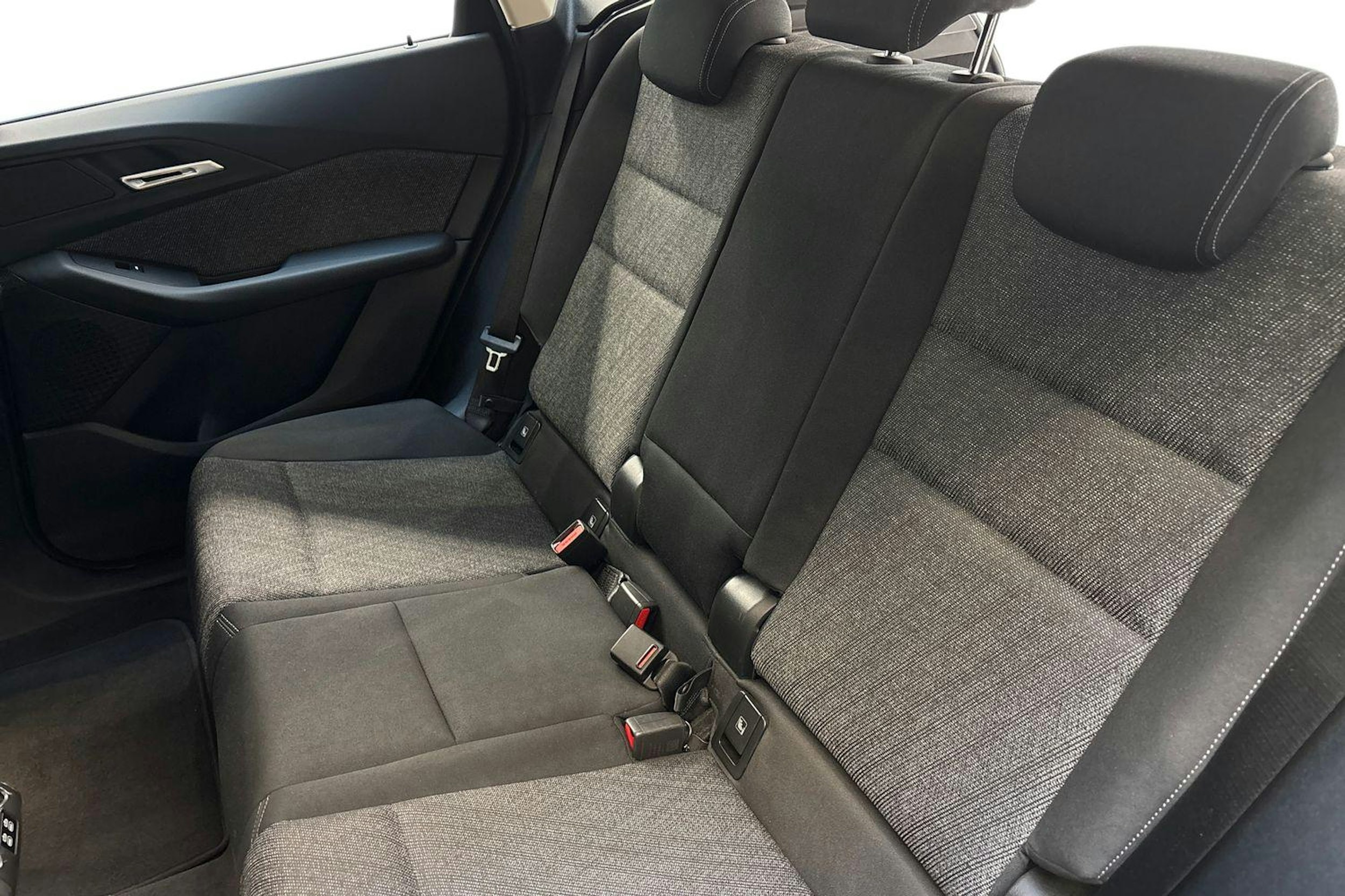 met. vihreä BMW 225 2023 kuva 10.