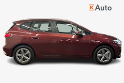 punainen BMW 225 2023 kuva 5.