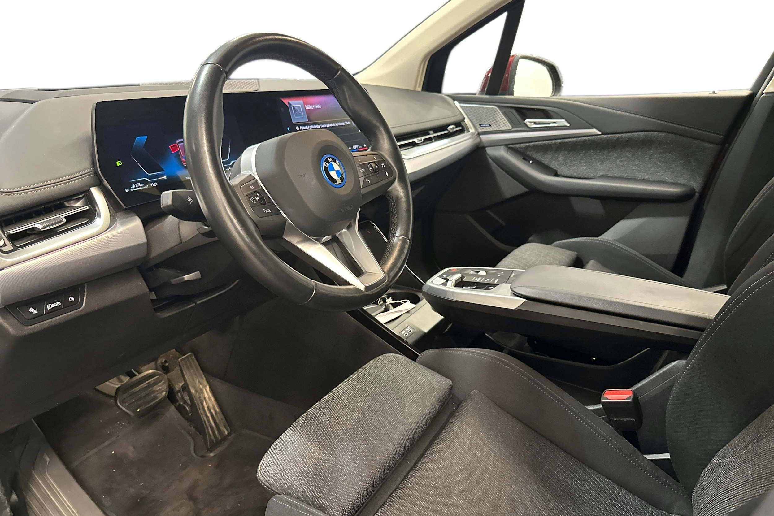 punainen BMW 225 2023 kuva 6.