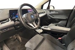 punainen BMW 225 2023 kuva 6.