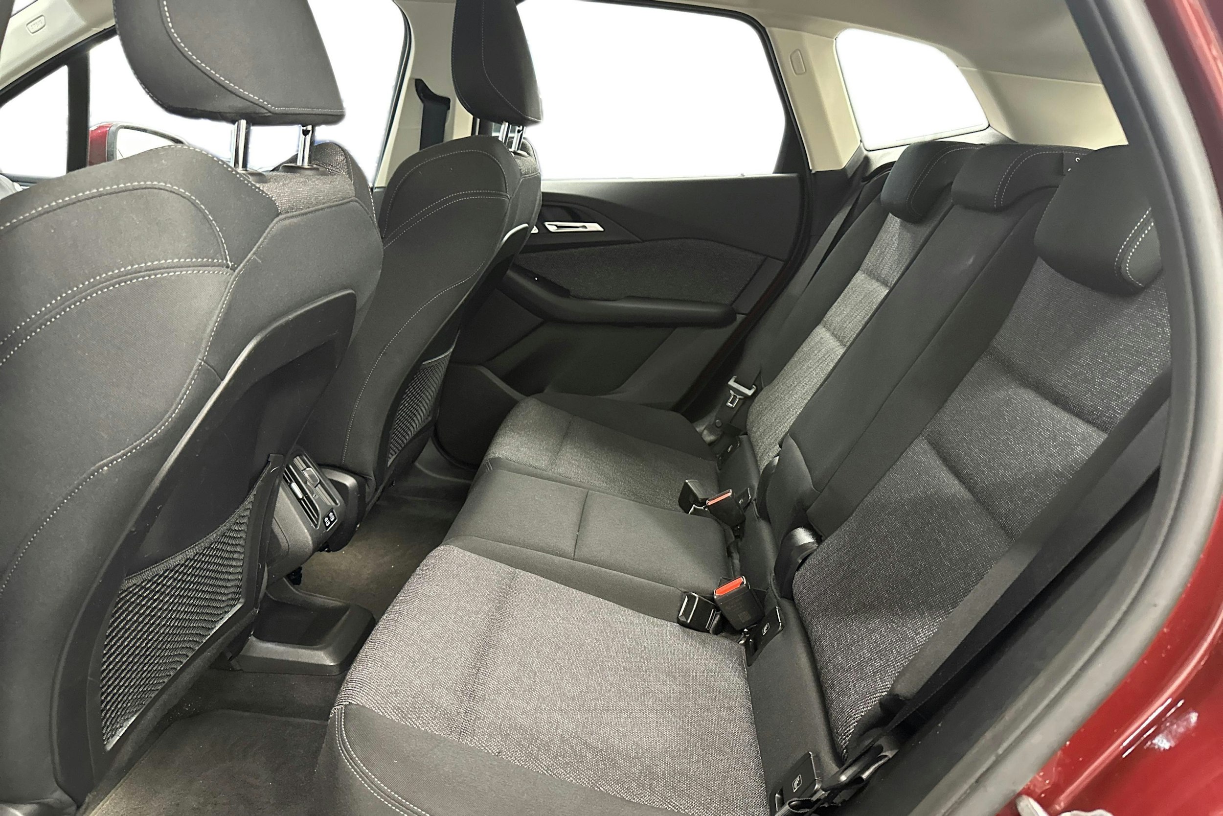 punainen BMW 225 2023 kuva 8.