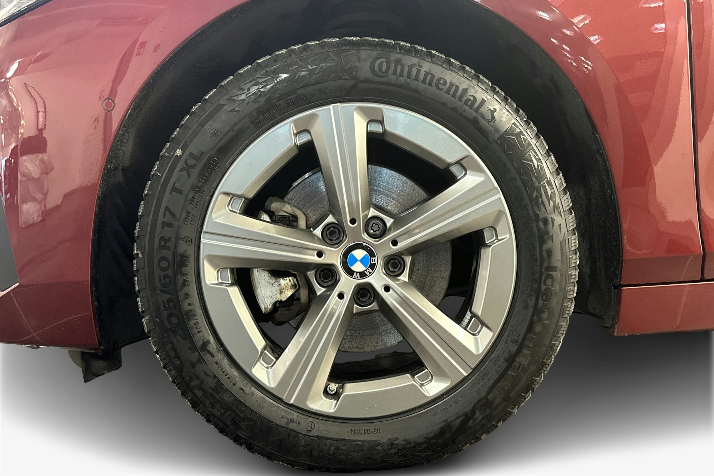 punainen BMW 225 2023 kuva 9.