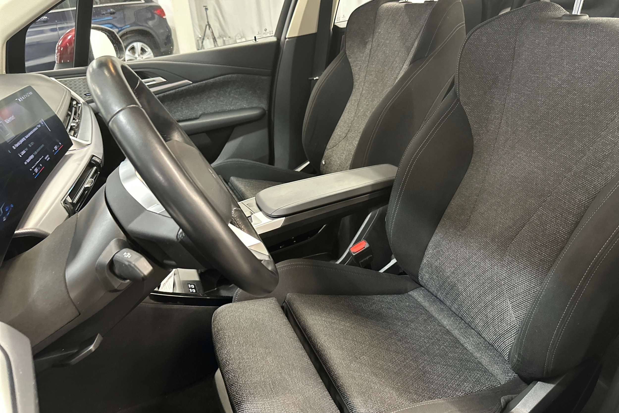 punainen BMW 225 2023 kuva 11.