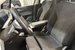 punainen BMW 225 2023 kuva 11.