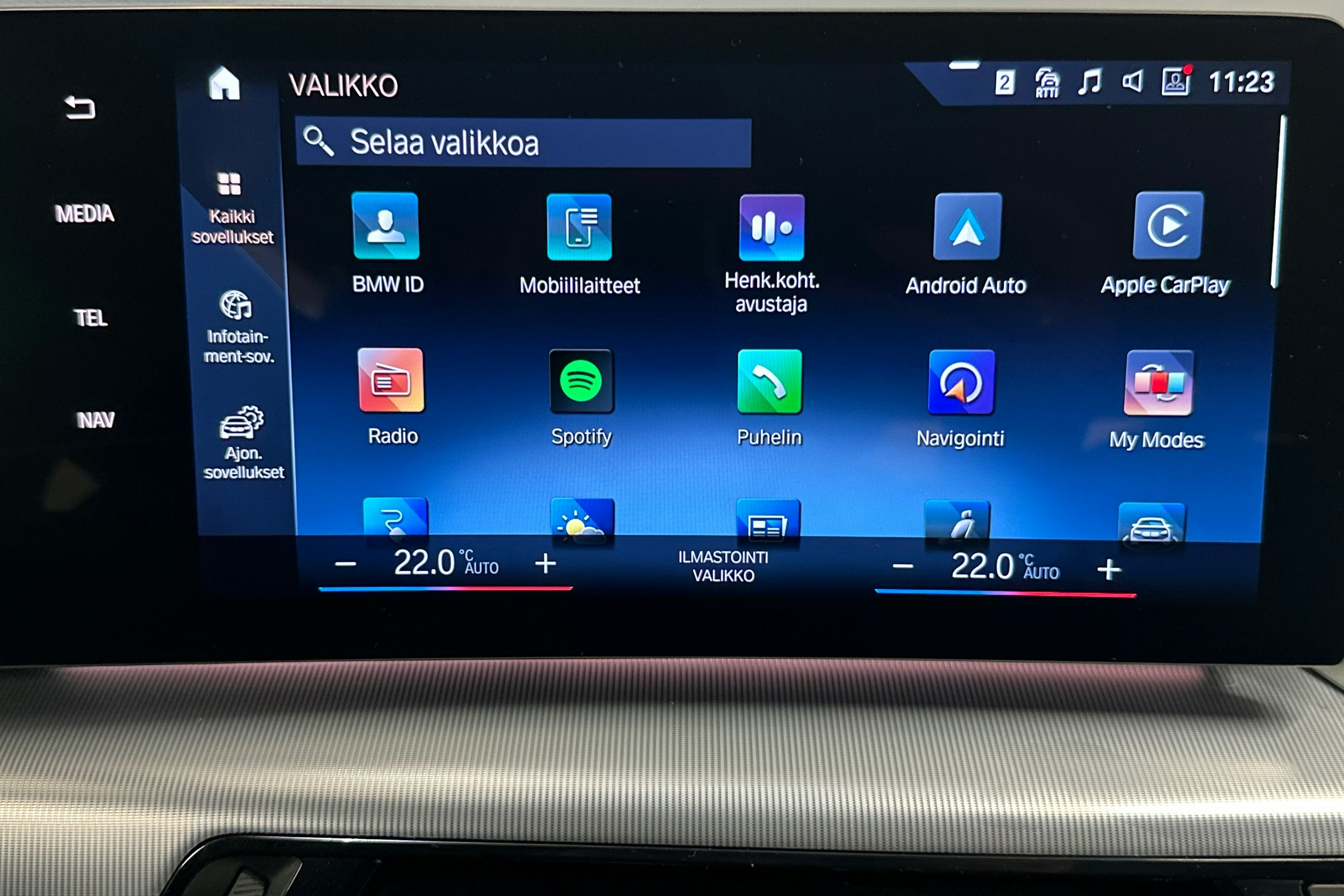 punainen BMW 225 2023 kuva 16.