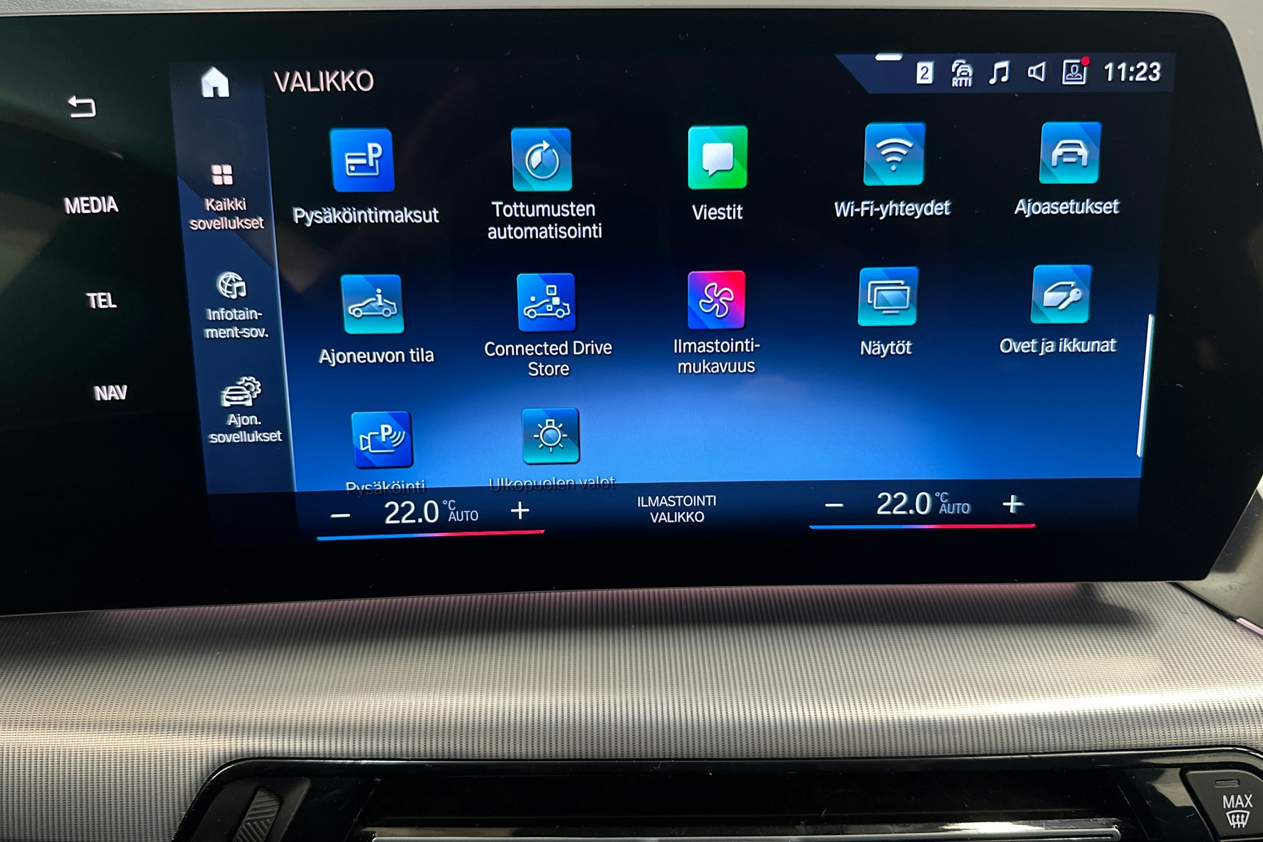 punainen BMW 225 2023 kuva 18.