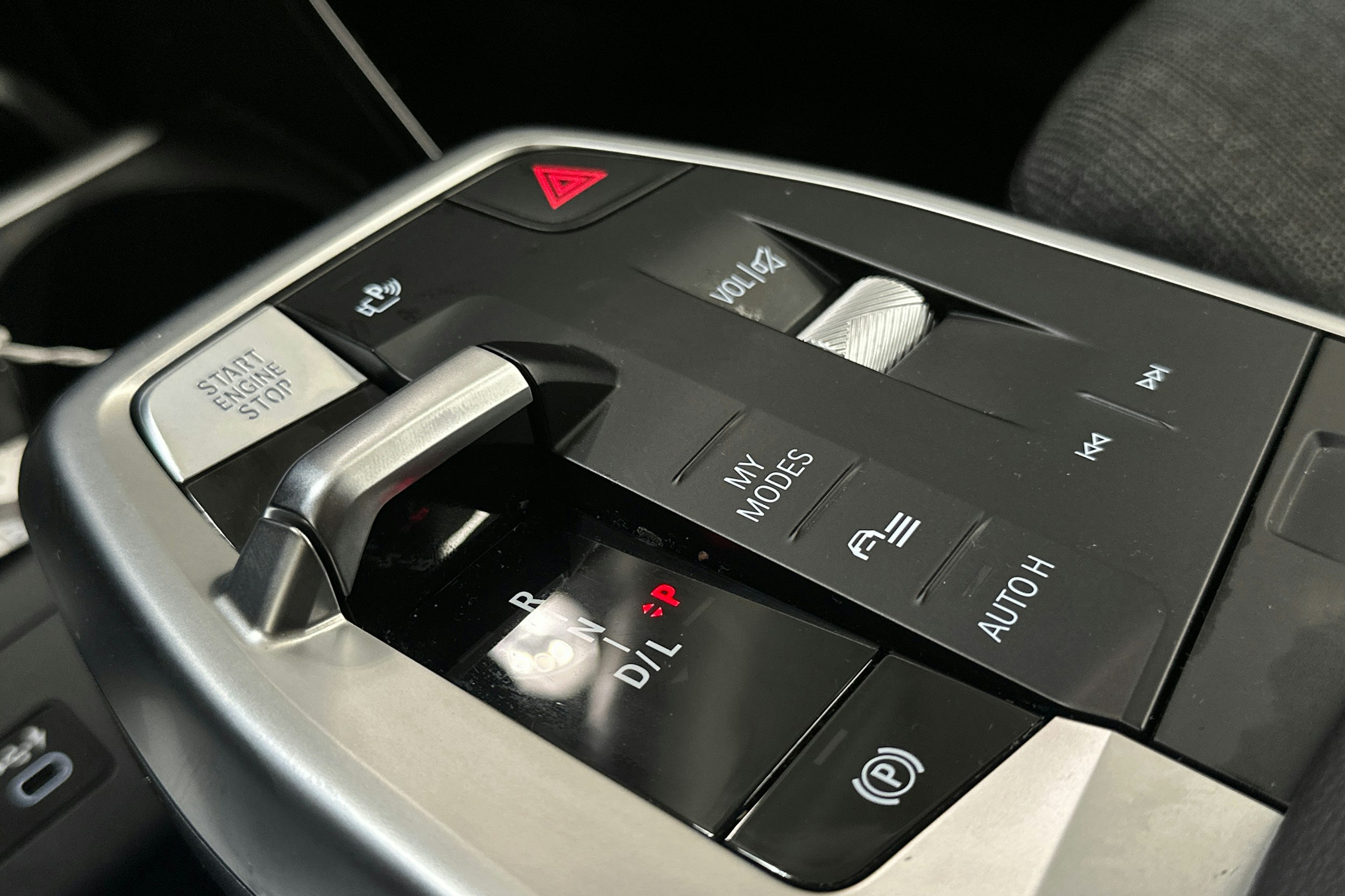 punainen BMW 225 2023 kuva 20.