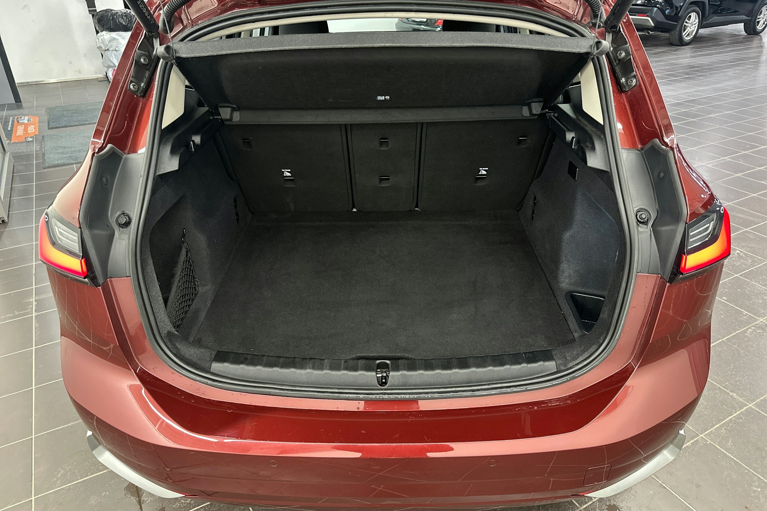 punainen BMW 225 2023 kuva 21.