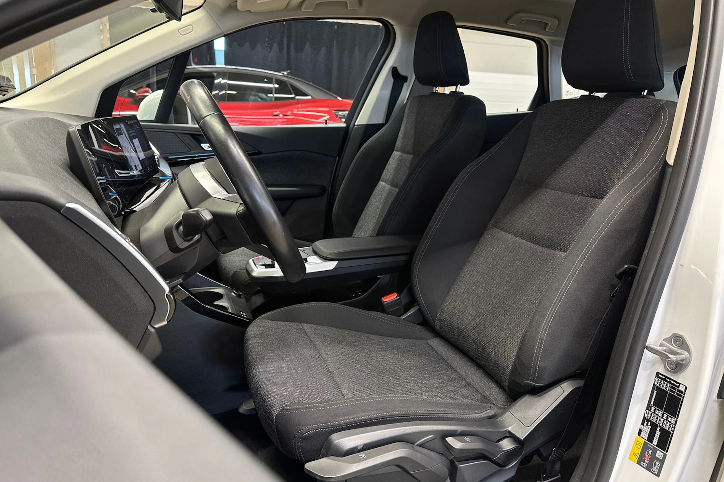 valkoinen BMW 225 2023 kuva 12.