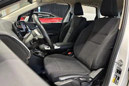 valkoinen BMW 225 2023 kuva 12.