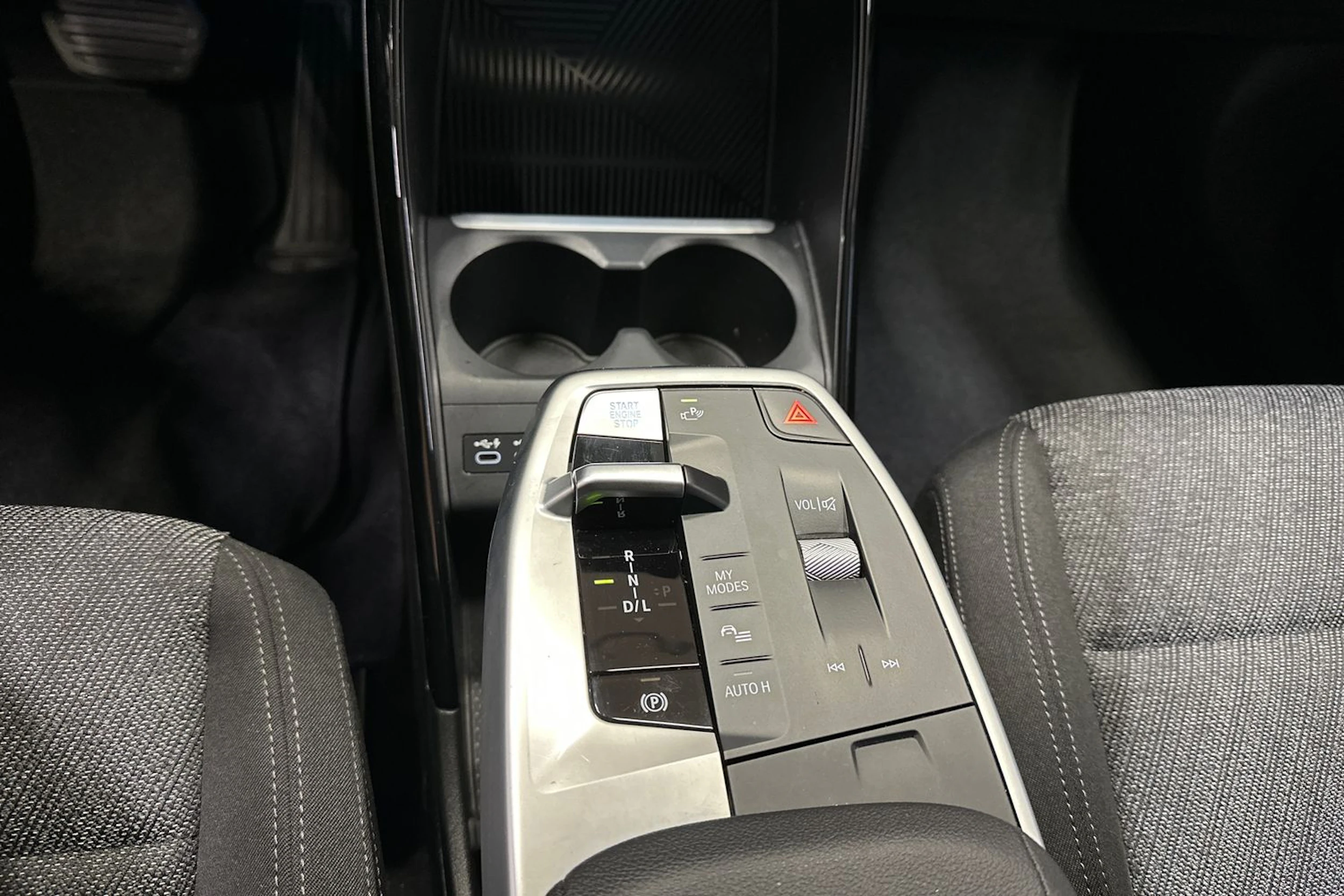 valkoinen BMW 225 2023 kuva 19.