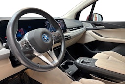 punainen BMW 230 2023 kuva 6.