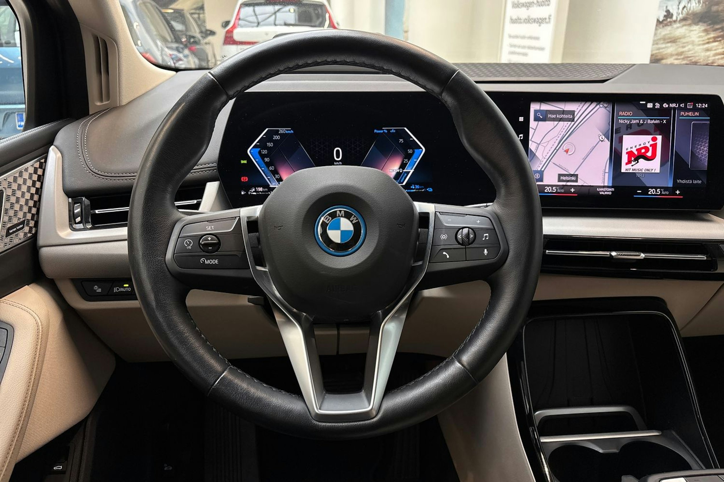 punainen BMW 230 2023 kuva 19.