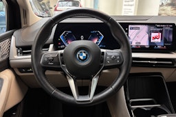 punainen BMW 230 2023 kuva 19.
