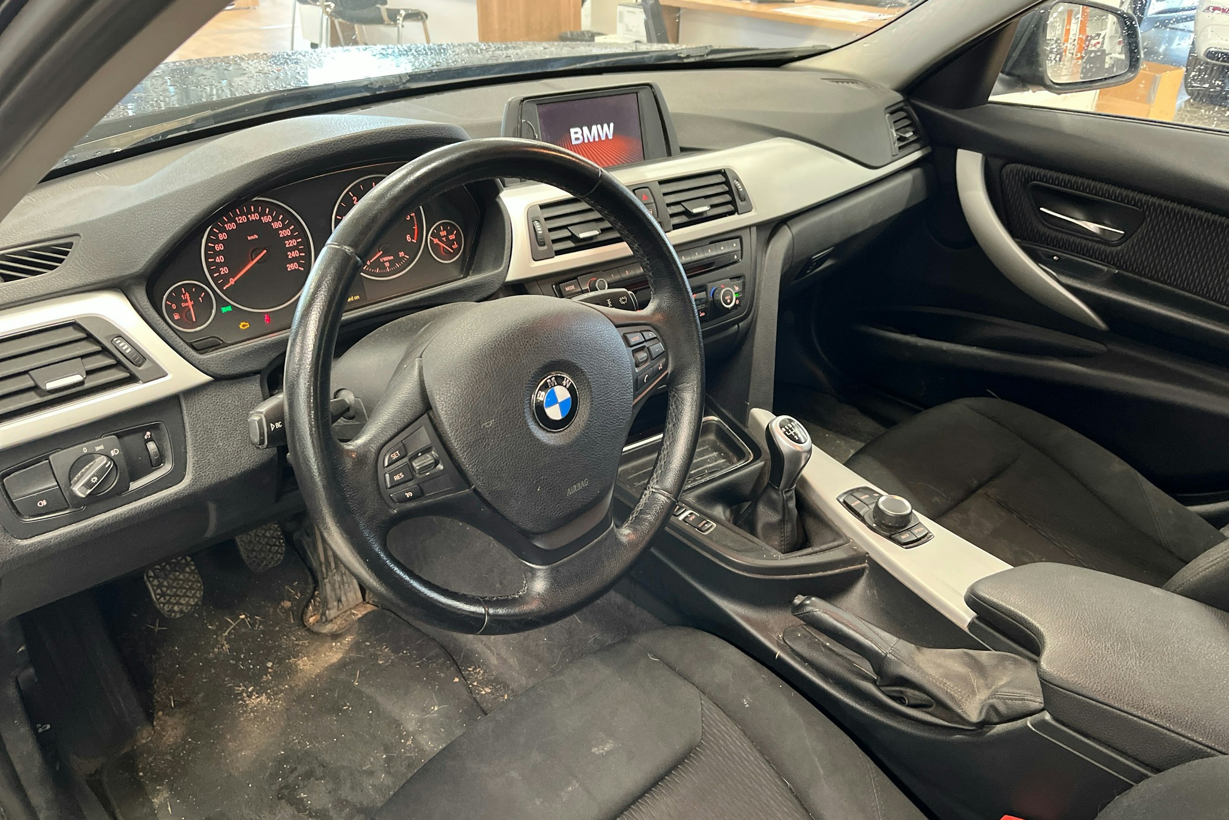 sininen BMW 316 2013 kuva 3.