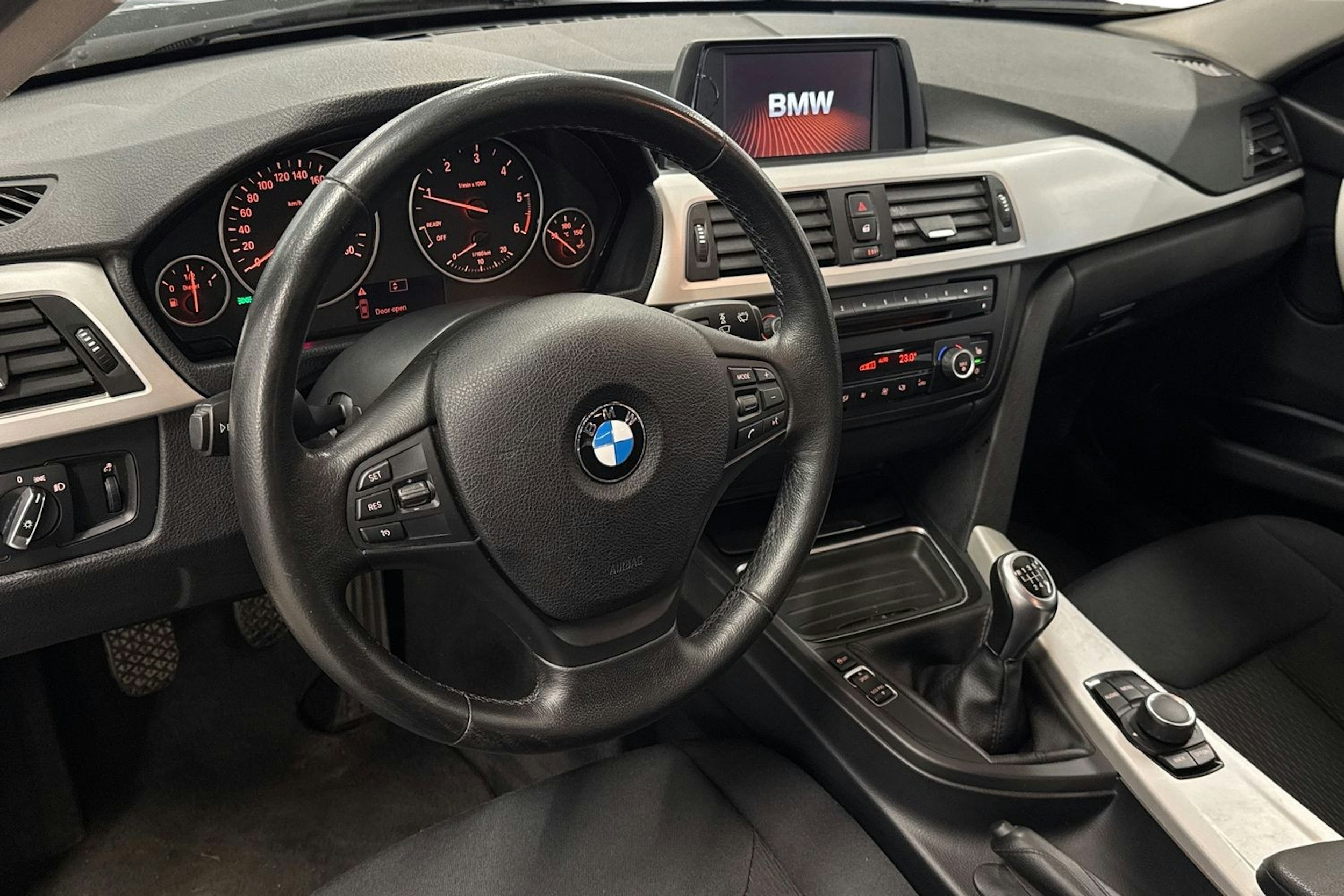sininen BMW 316 2013 kuva 6.