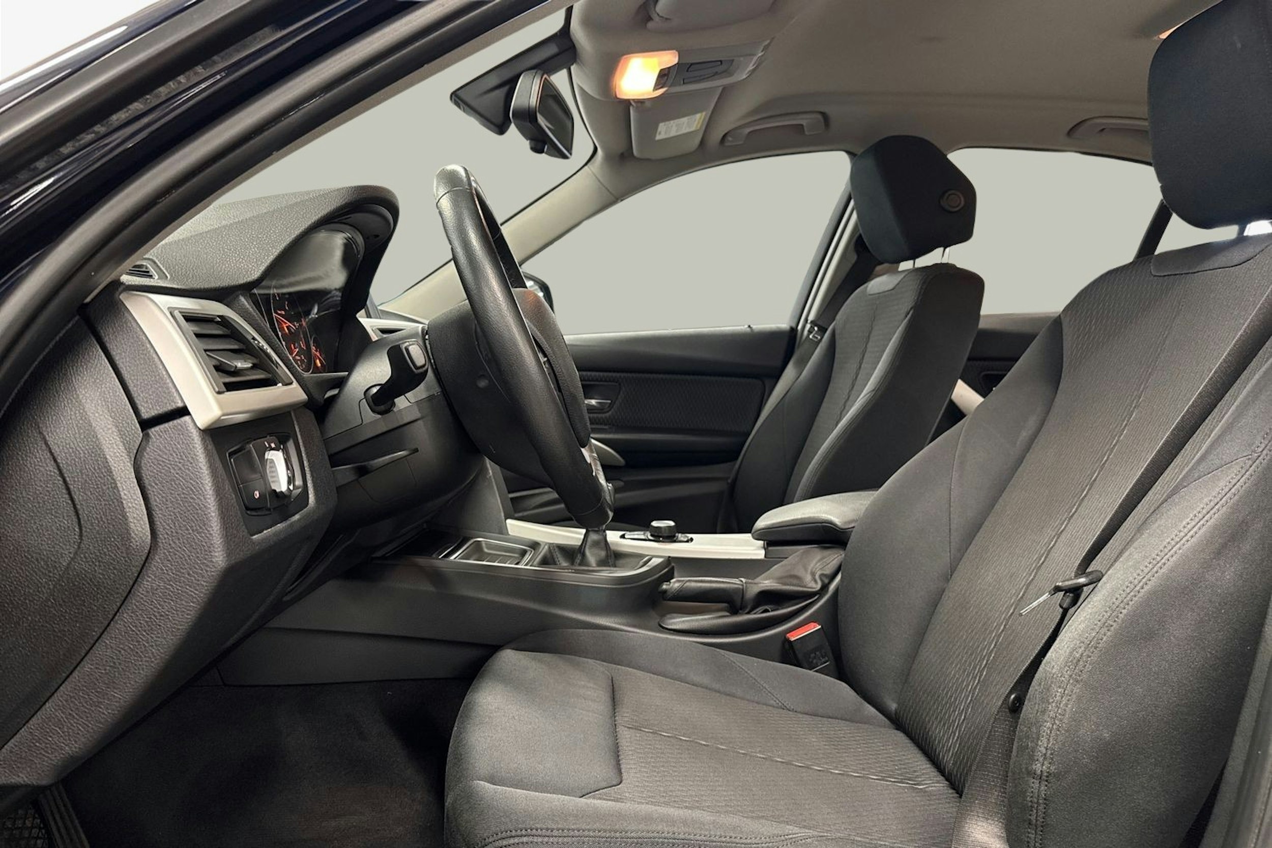 sininen BMW 316 2013 kuva 9.