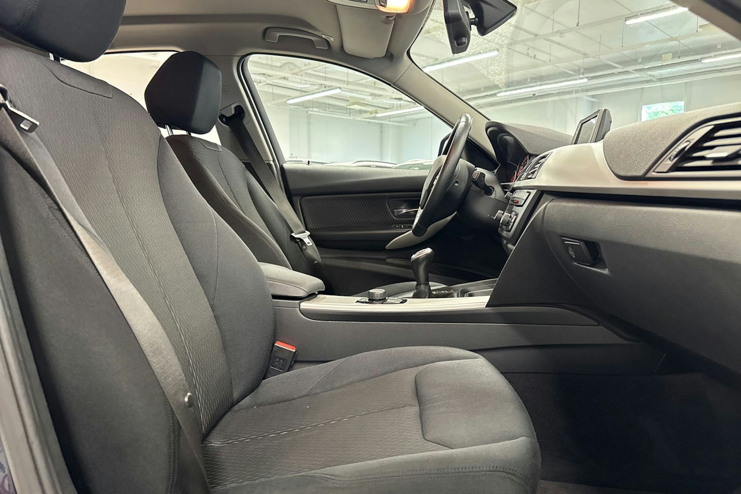 sininen BMW 316 2013 kuva 10.