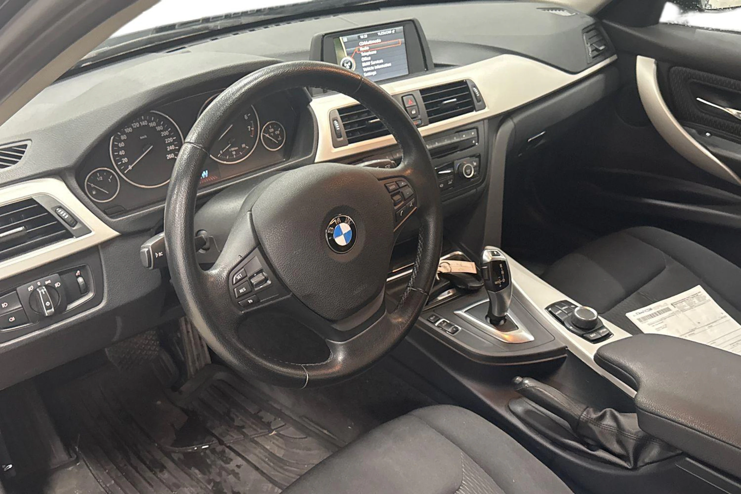 musta BMW 316 2013 kuva 3.