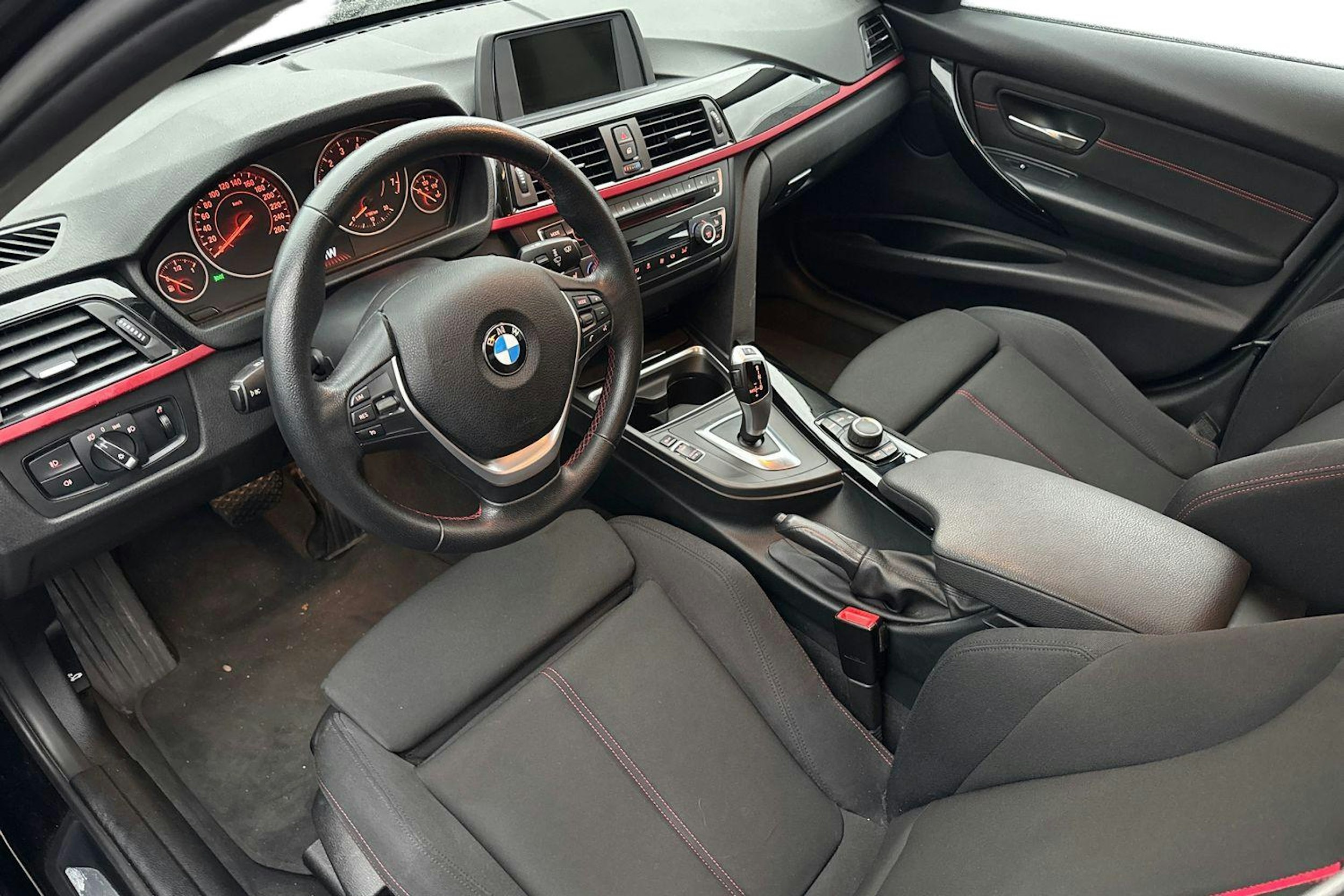 musta BMW 316 2014 kuva 3.
