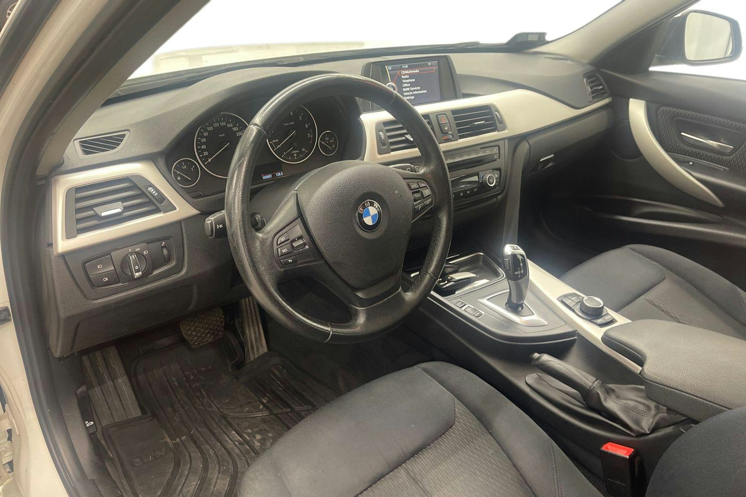 valkoinen BMW 316 2014 kuva 6.