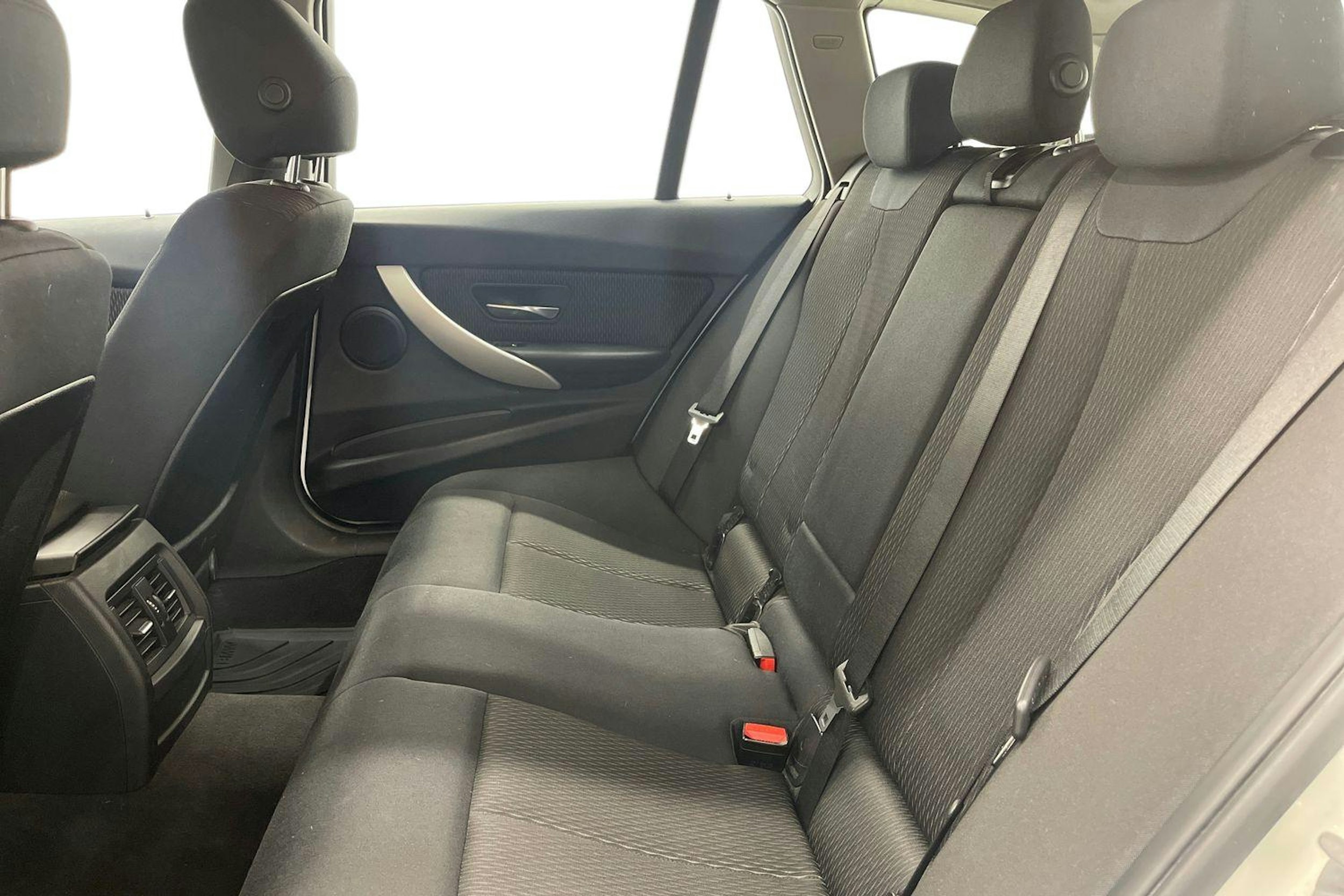 valkoinen BMW 316 2014 kuva 8.