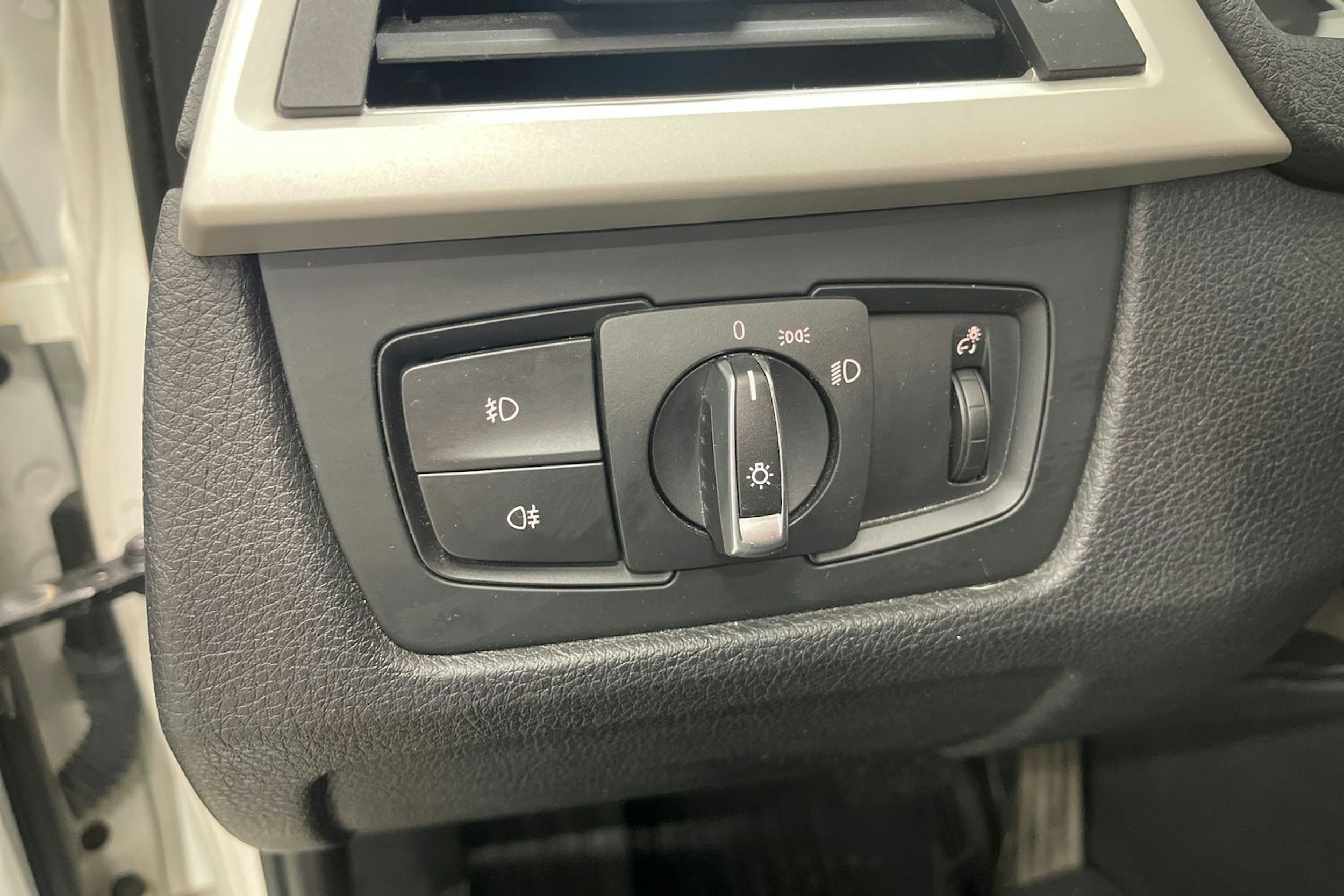 valkoinen BMW 316 2014 kuva 11.