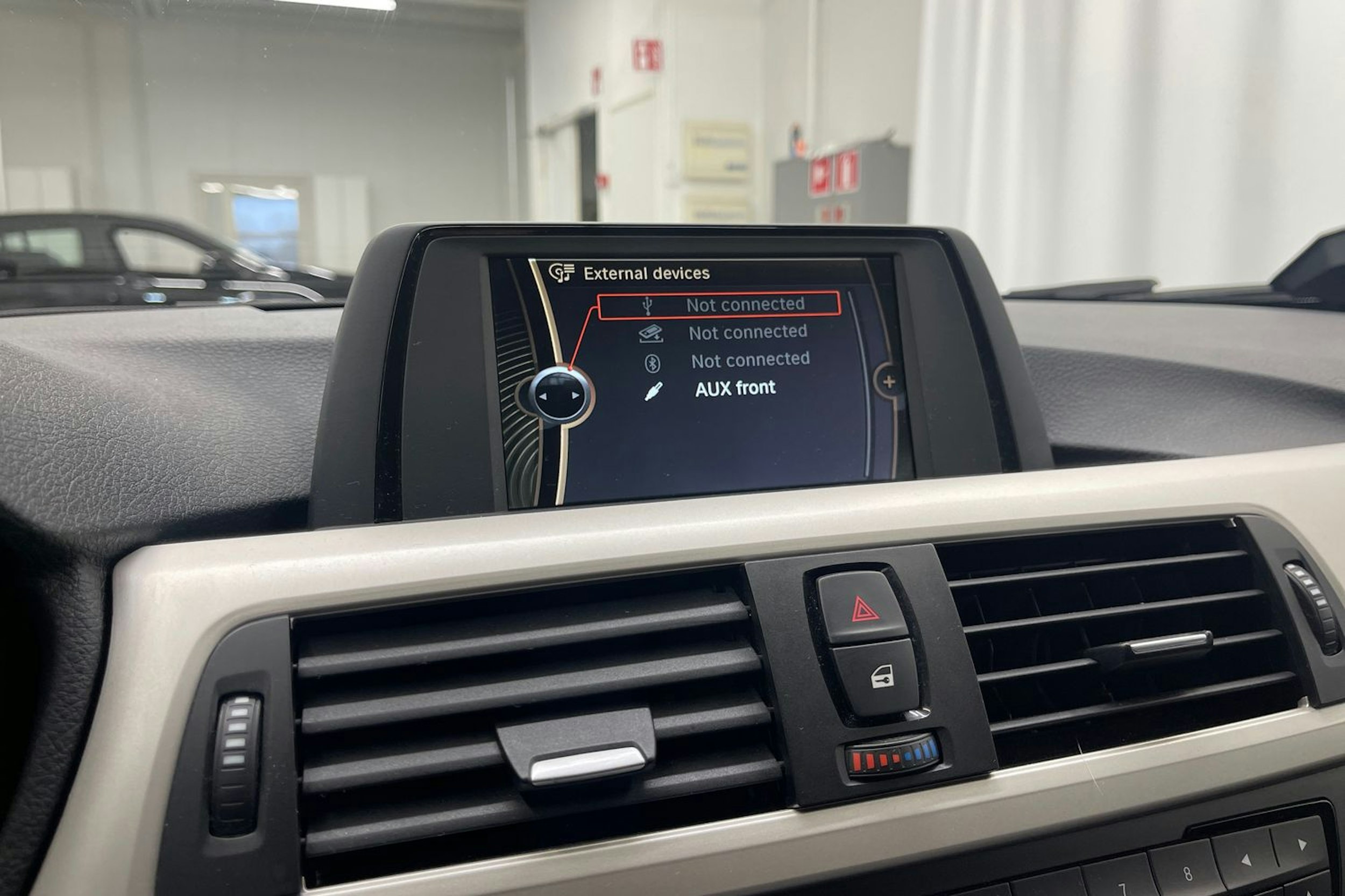 valkoinen BMW 316 2014 kuva 15.