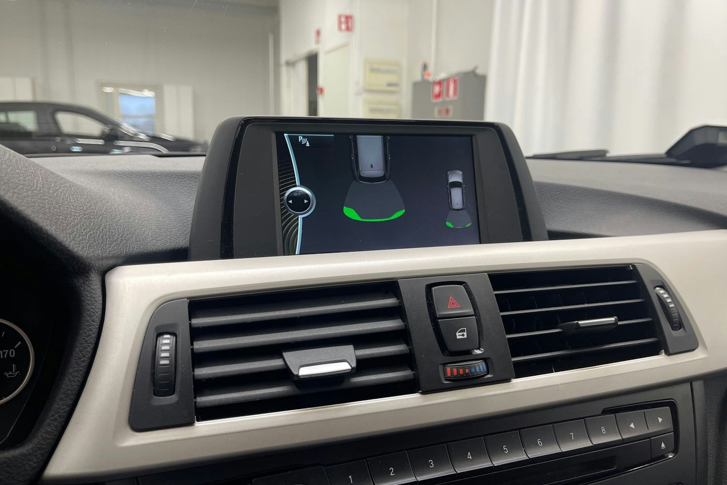 valkoinen BMW 316 2014 kuva 16.