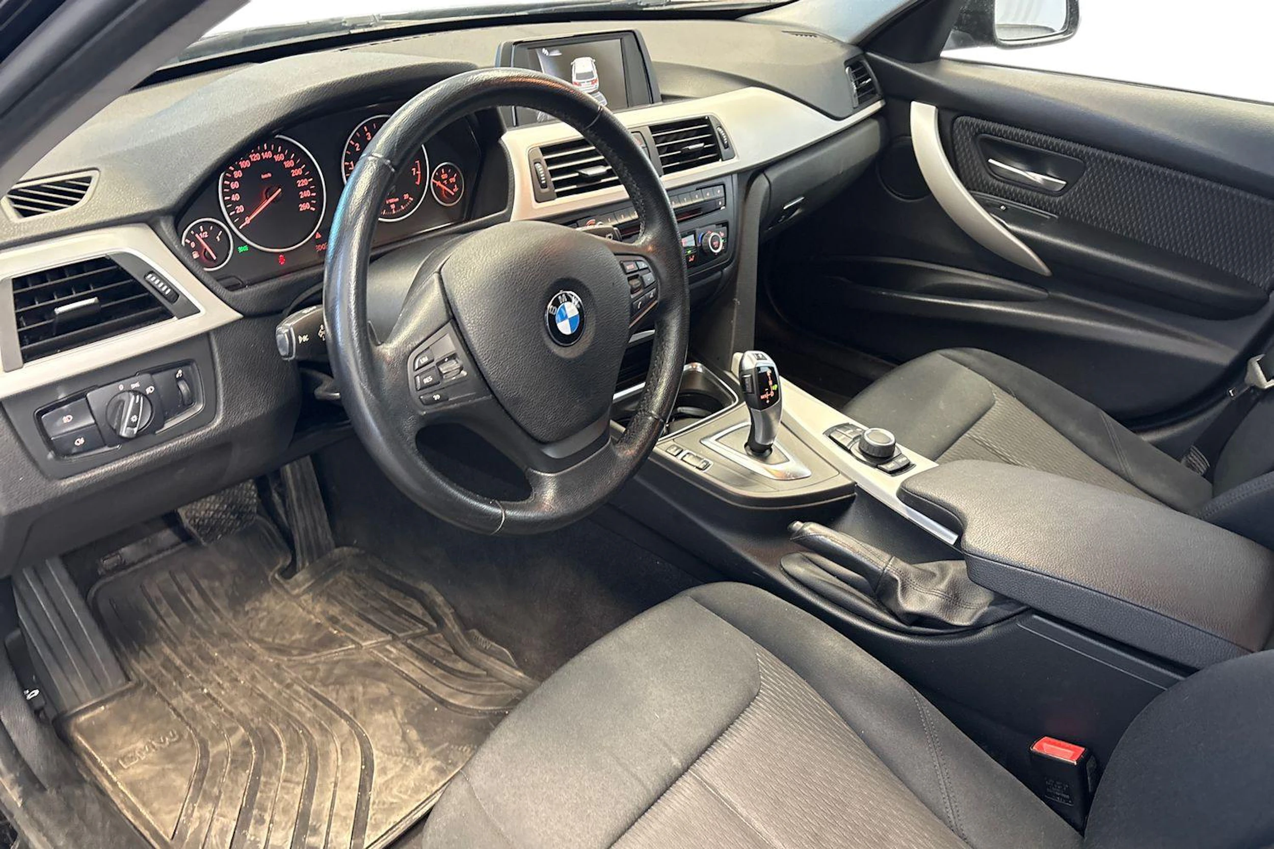 musta BMW 316 2015 kuva 3.