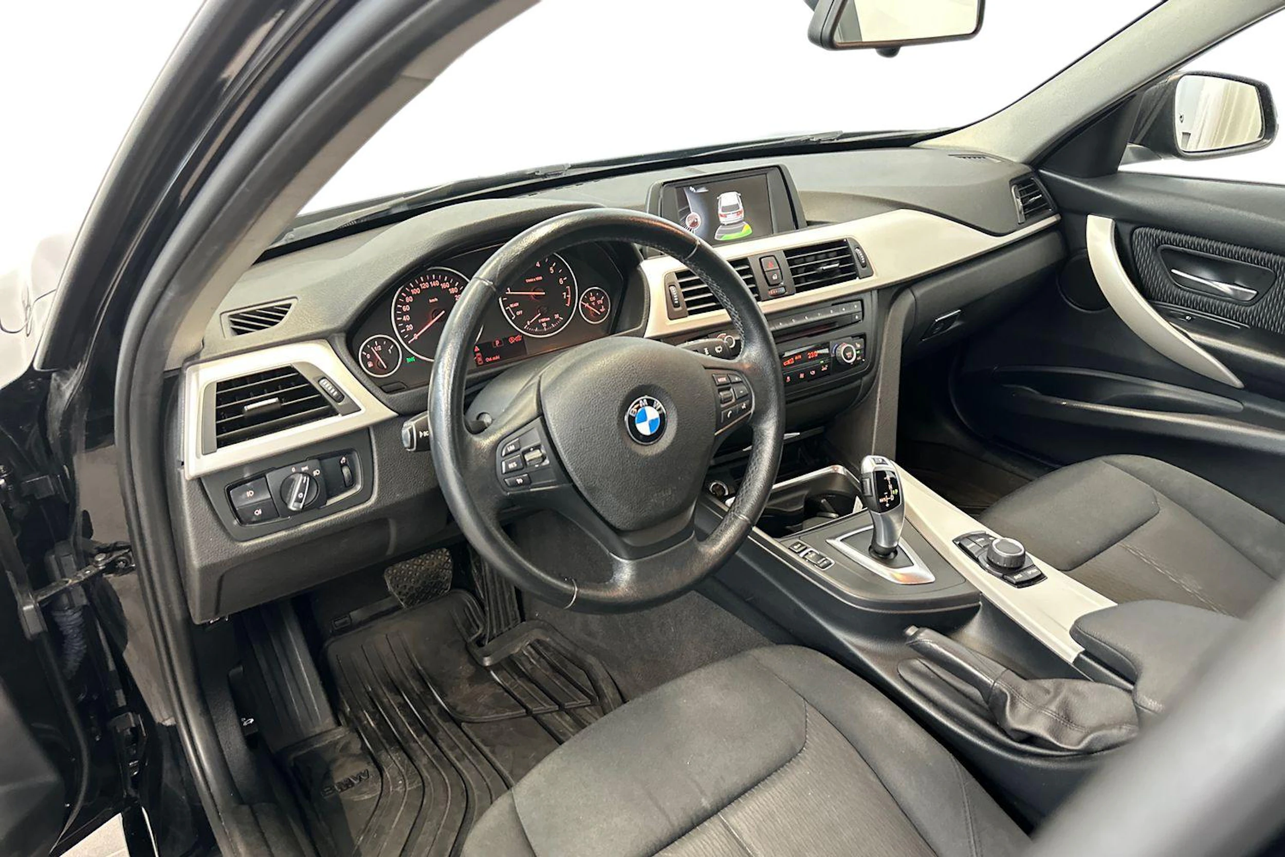 musta BMW 316 2015 kuva 8.