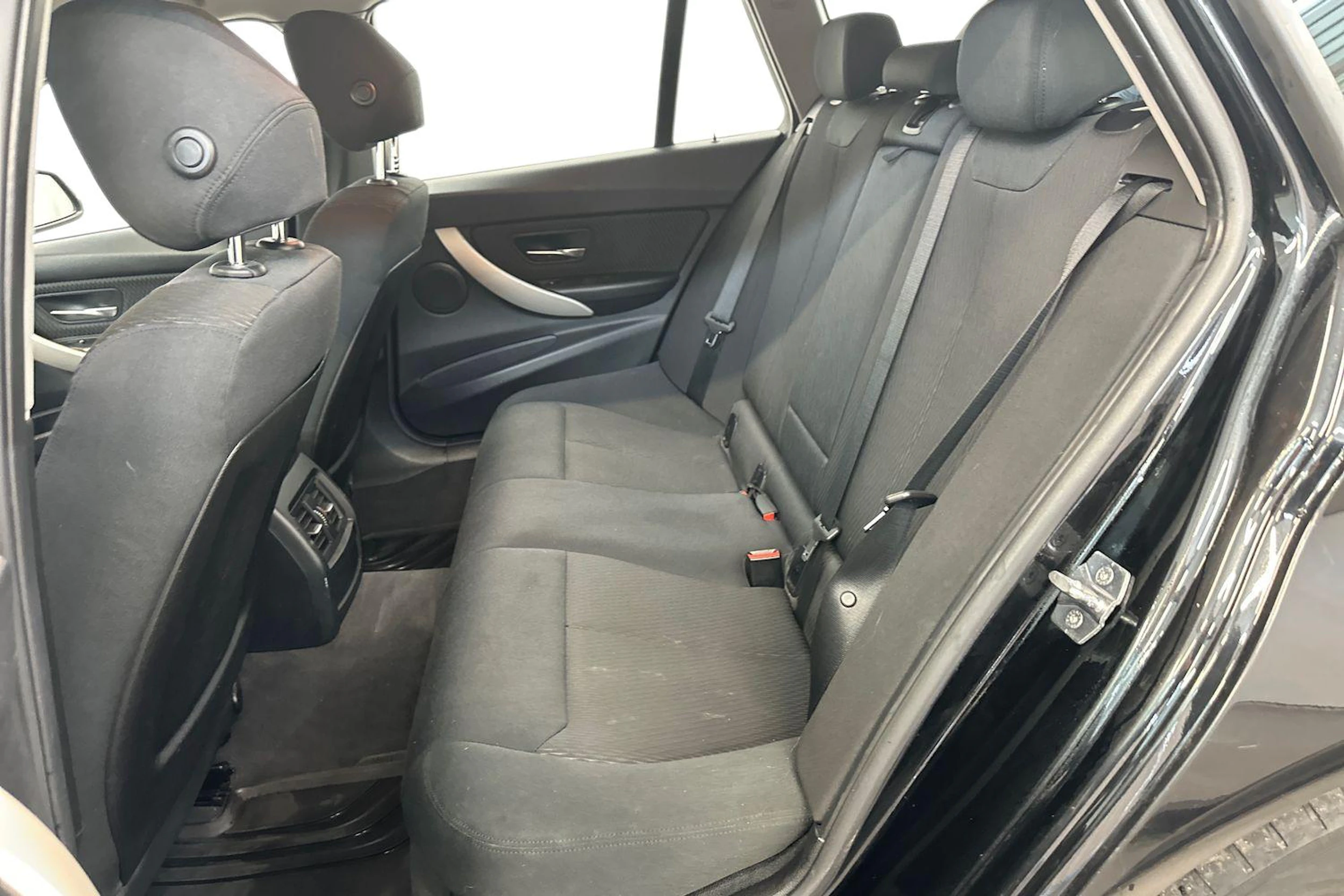 musta BMW 316 2015 kuva 11.